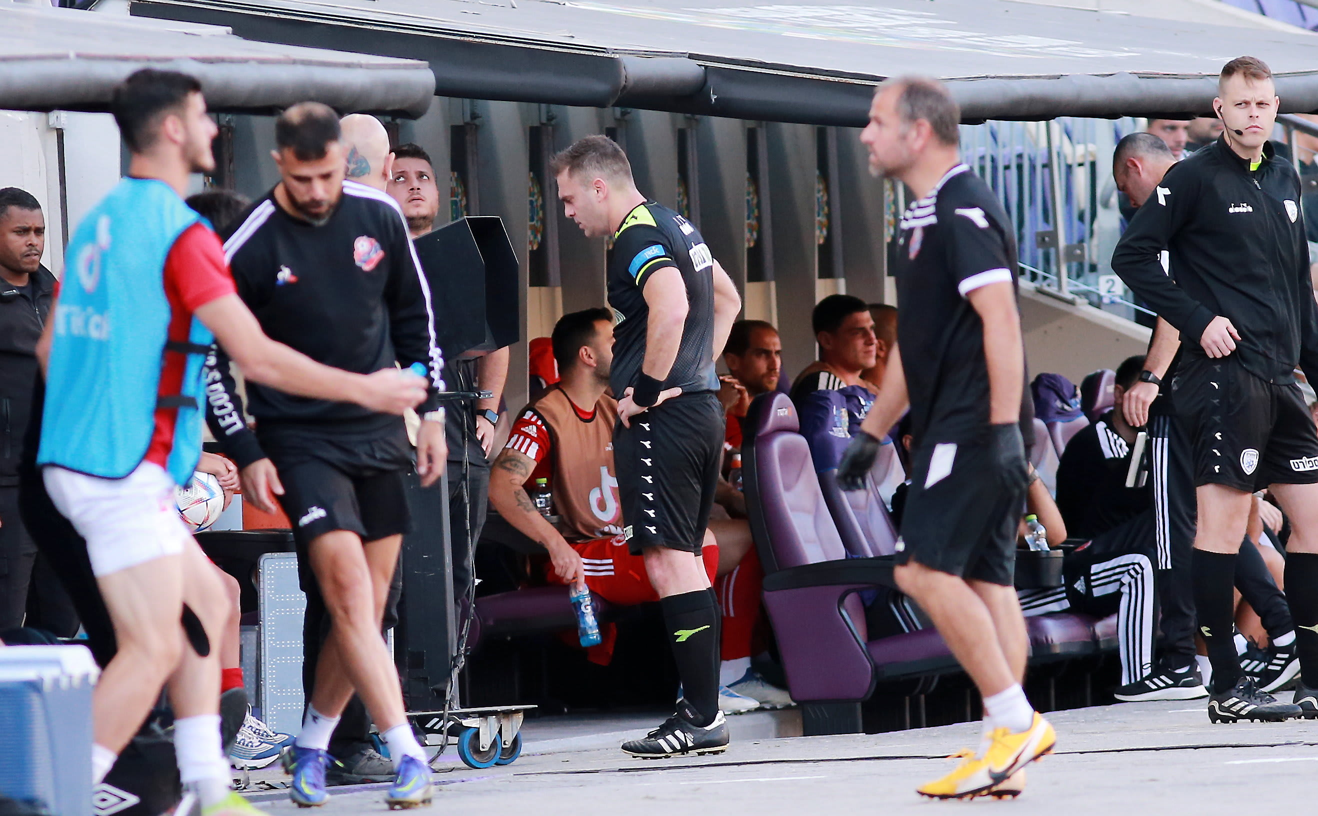 שלומי בן אברהם בעמדת VAR במשחק של הפועל תל אביב נגד הפועל חיפה