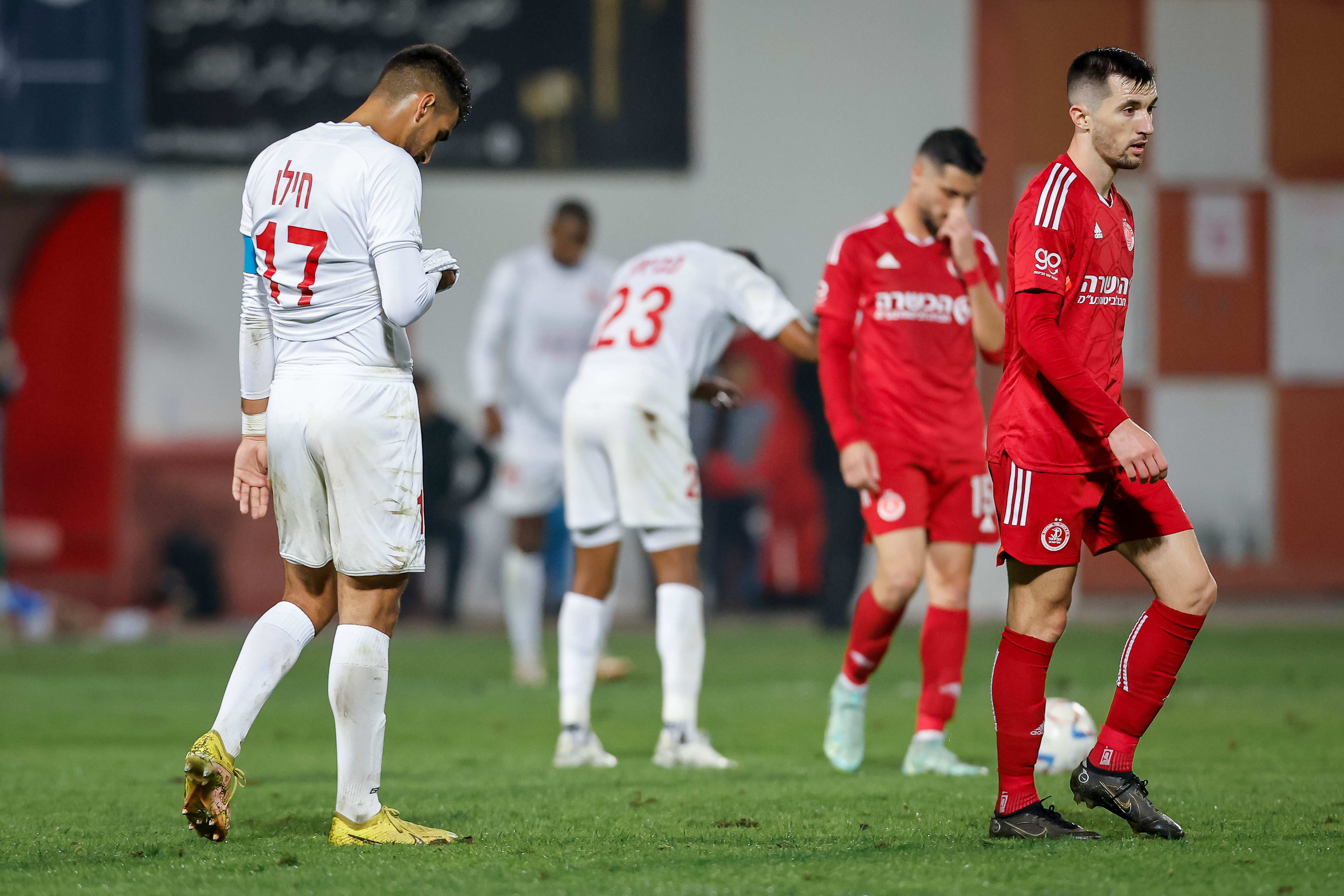 דן איינבינדר שחקן הפועל תל אביב עם חסן חילו שחקן בני סכנין