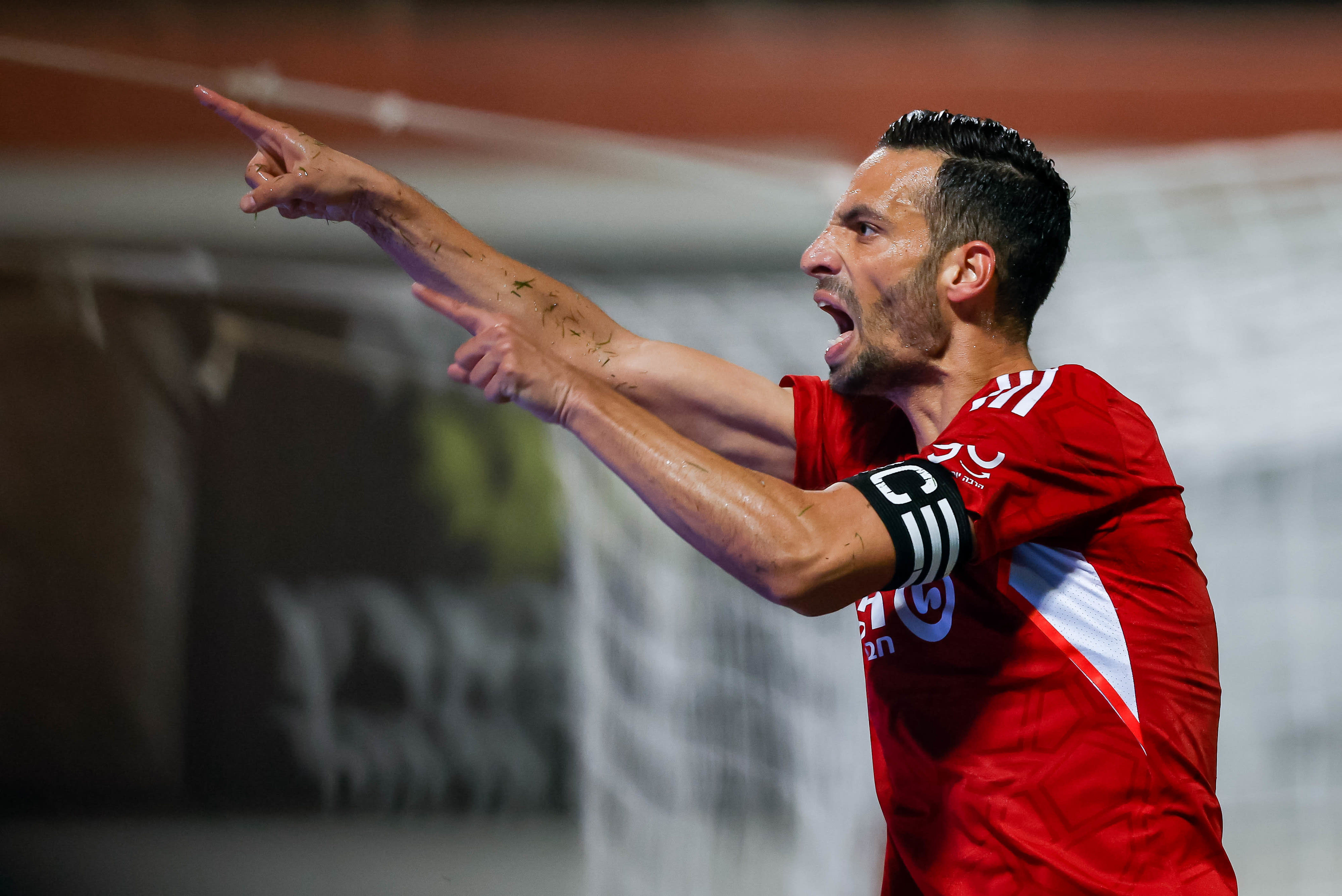 דן איינבינדר שחקן הפועל תל אביב חוגג שער