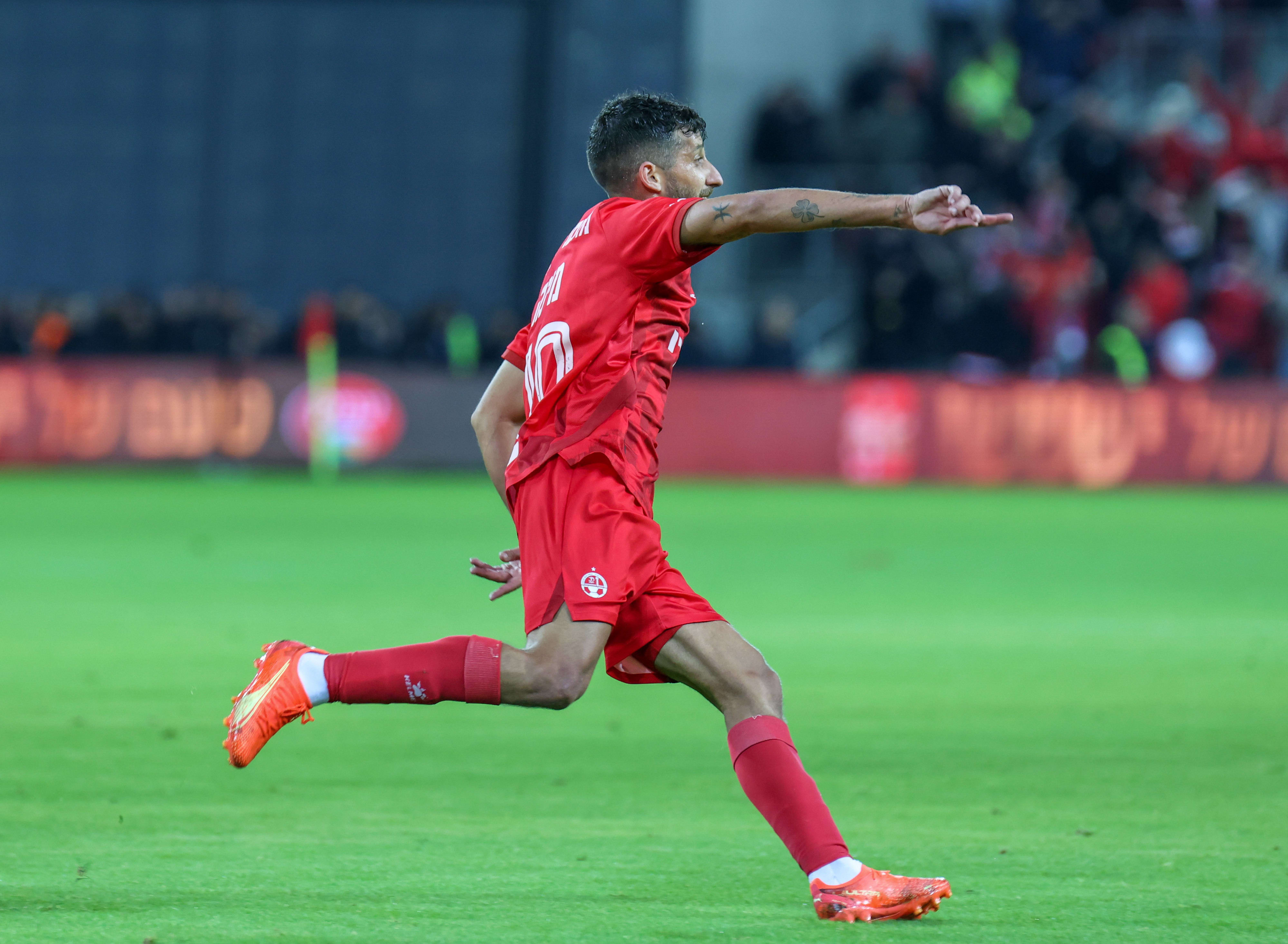 דור מיכה שחקן הפועל באר שבע חוגג שער