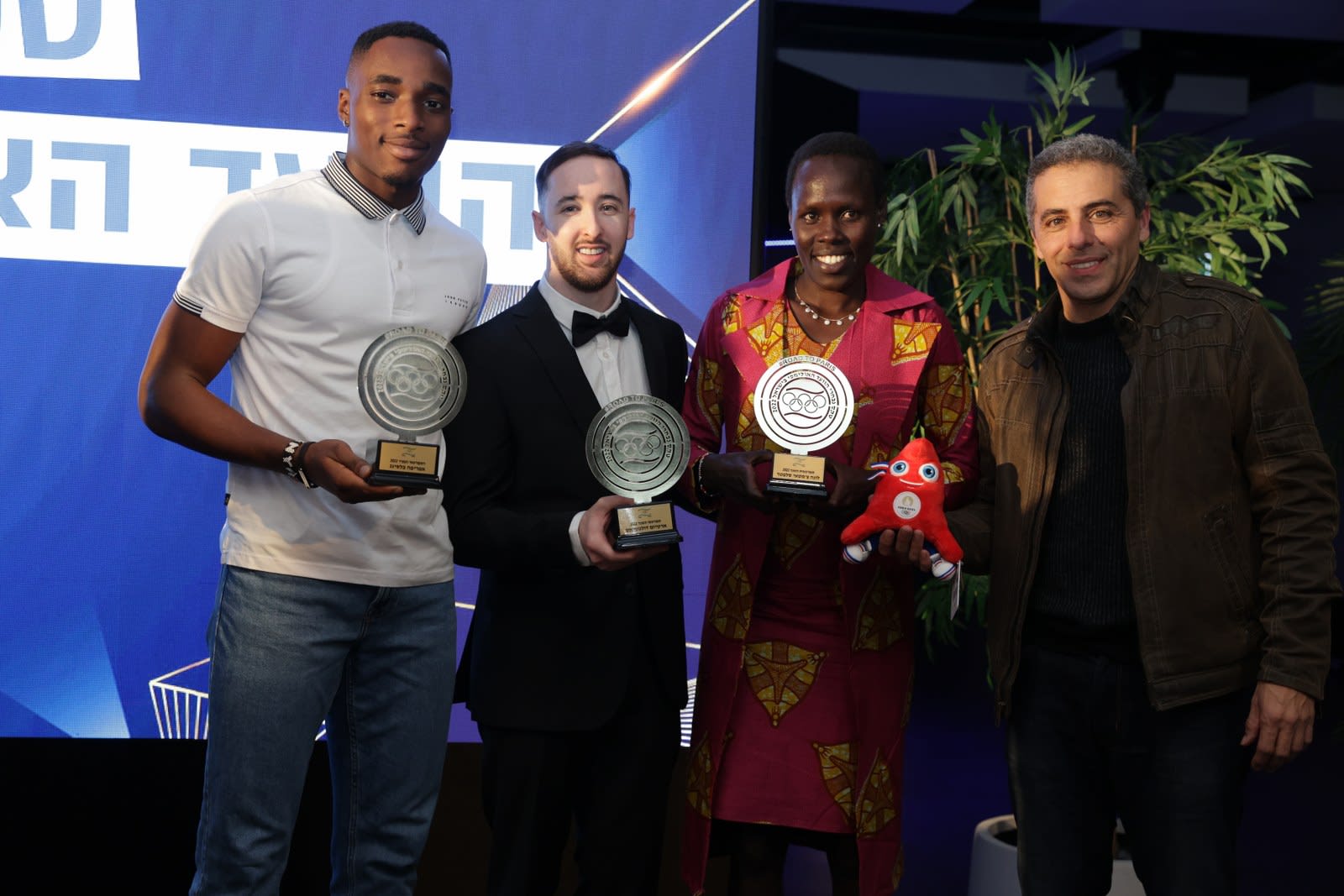 דורון שיטרוק עם לונה צ'מטאי, ארטיום דולגופיאט ובלסינג אפריפה