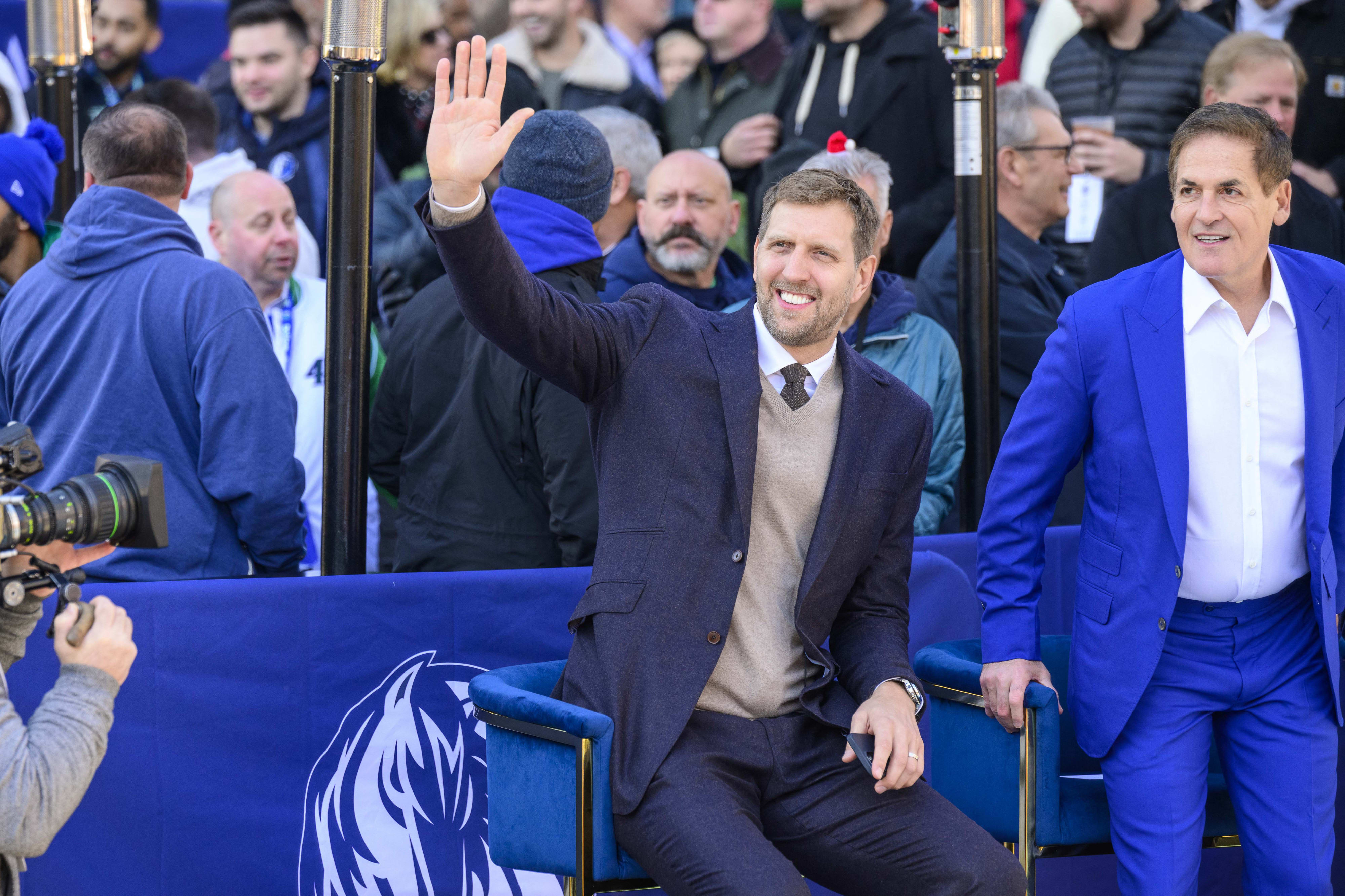 דירק נוביצקי מחוץ לאולם בדאלאס לצד מארק קיובן בזמן חשיפת הפסל שלו