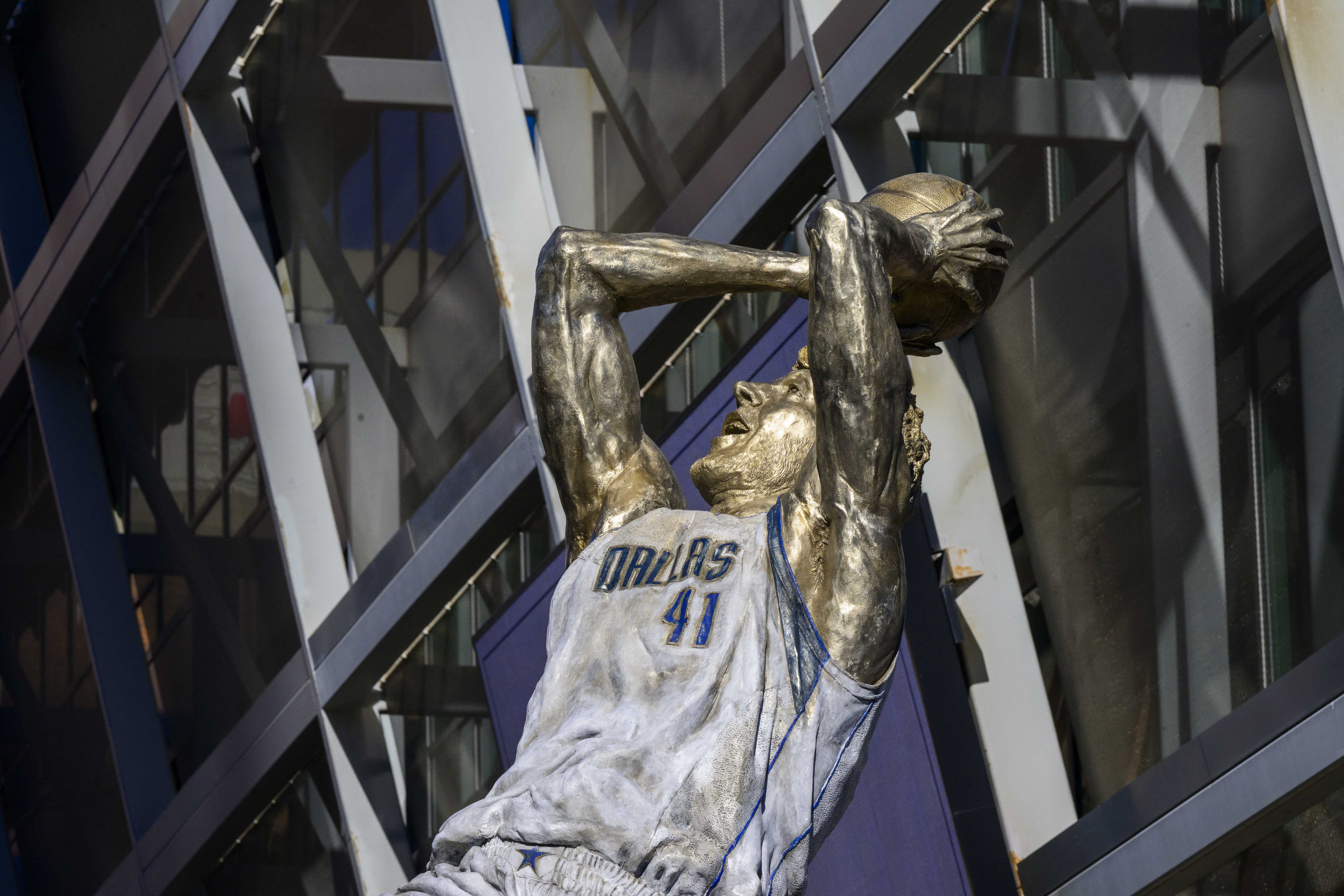 פסל של דירק נוביצקי מחוץ לאולם בדאלאס