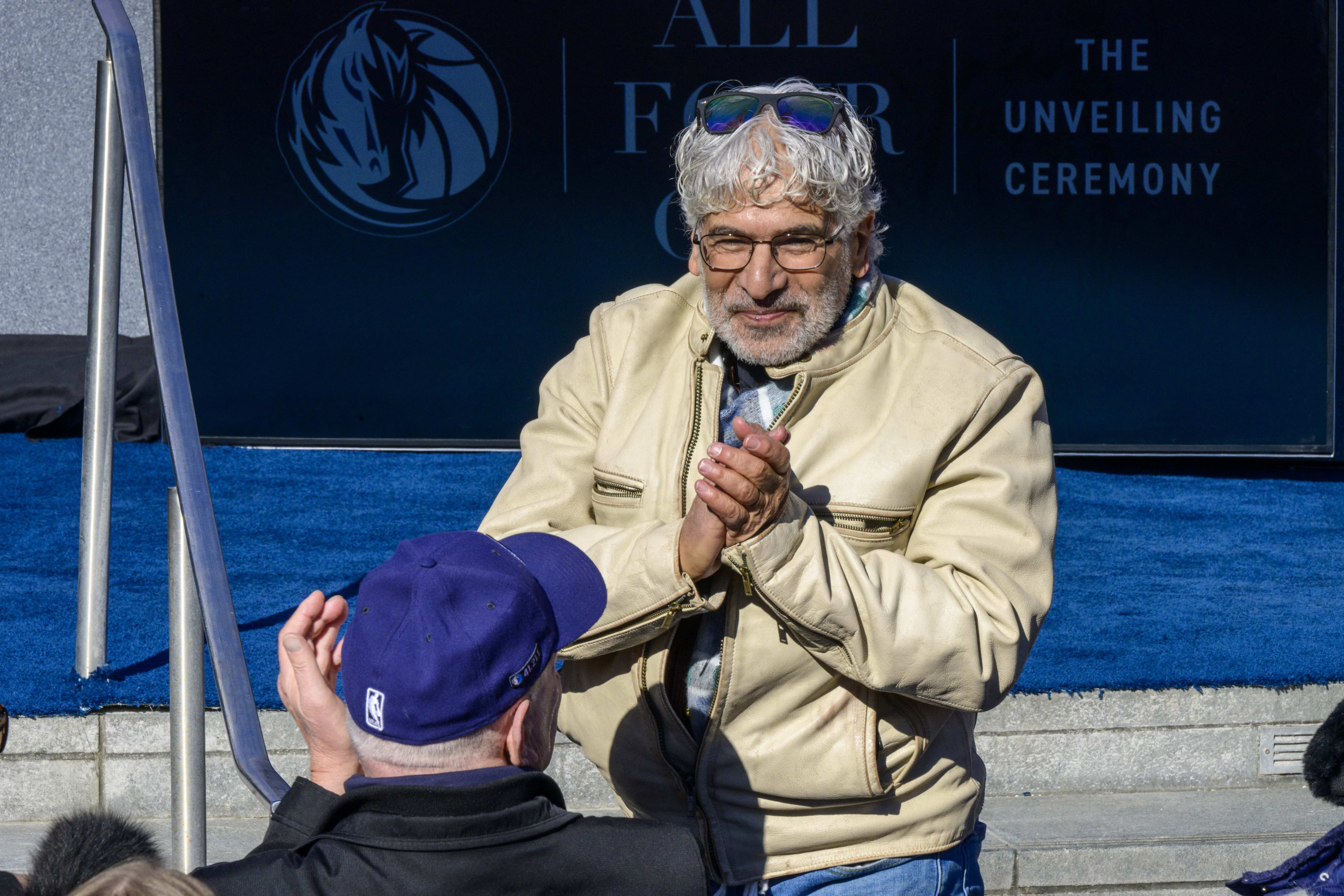 עומרי עמרני, האיש שאחראי על הפסל של דירק נוביצקי מחוץ לאולם בדאלאס