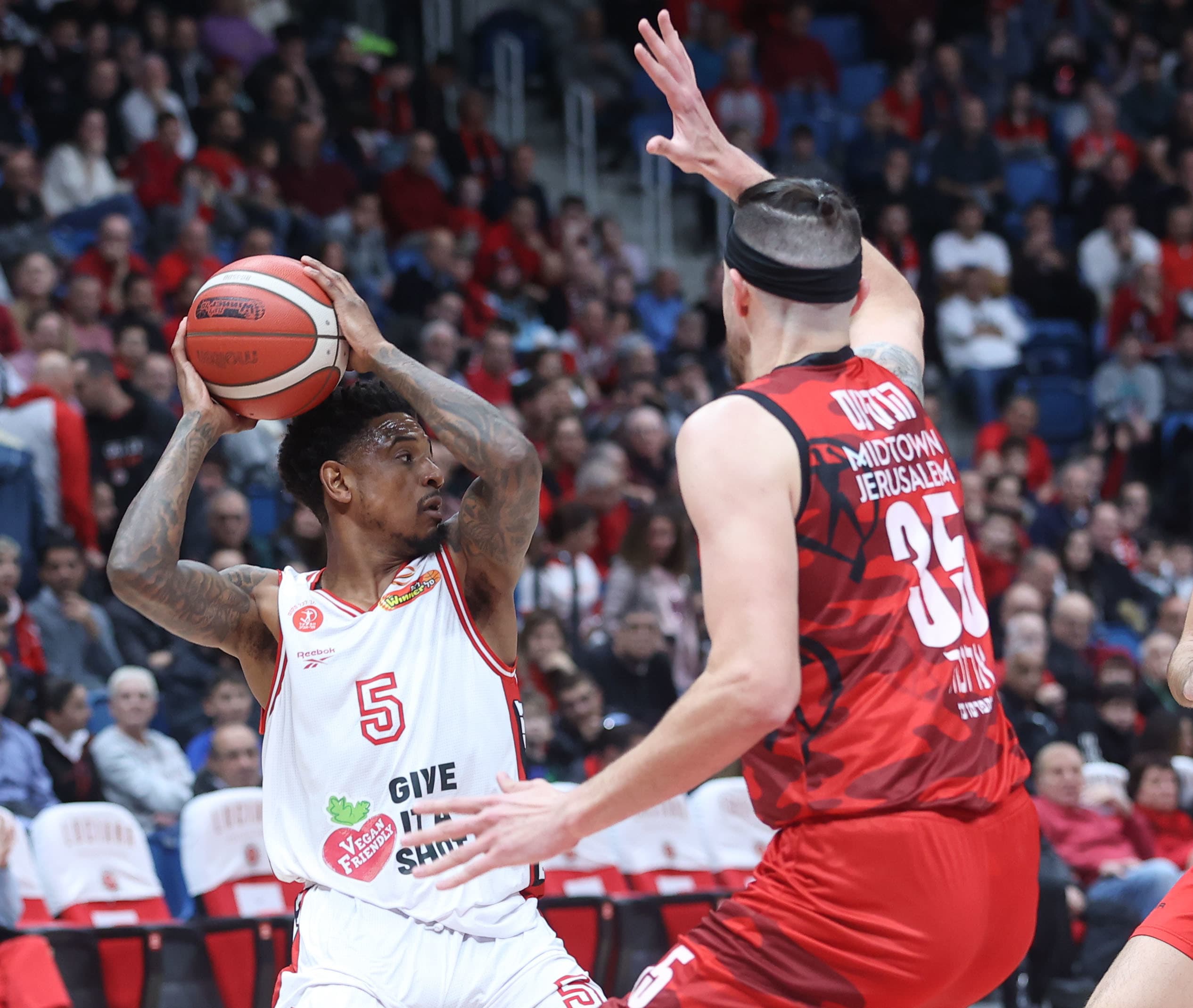 קסבייר מנפורד, שחקן הפועל תל אביב לצד זאק הנקינס, שחקן הפועל ירושלים