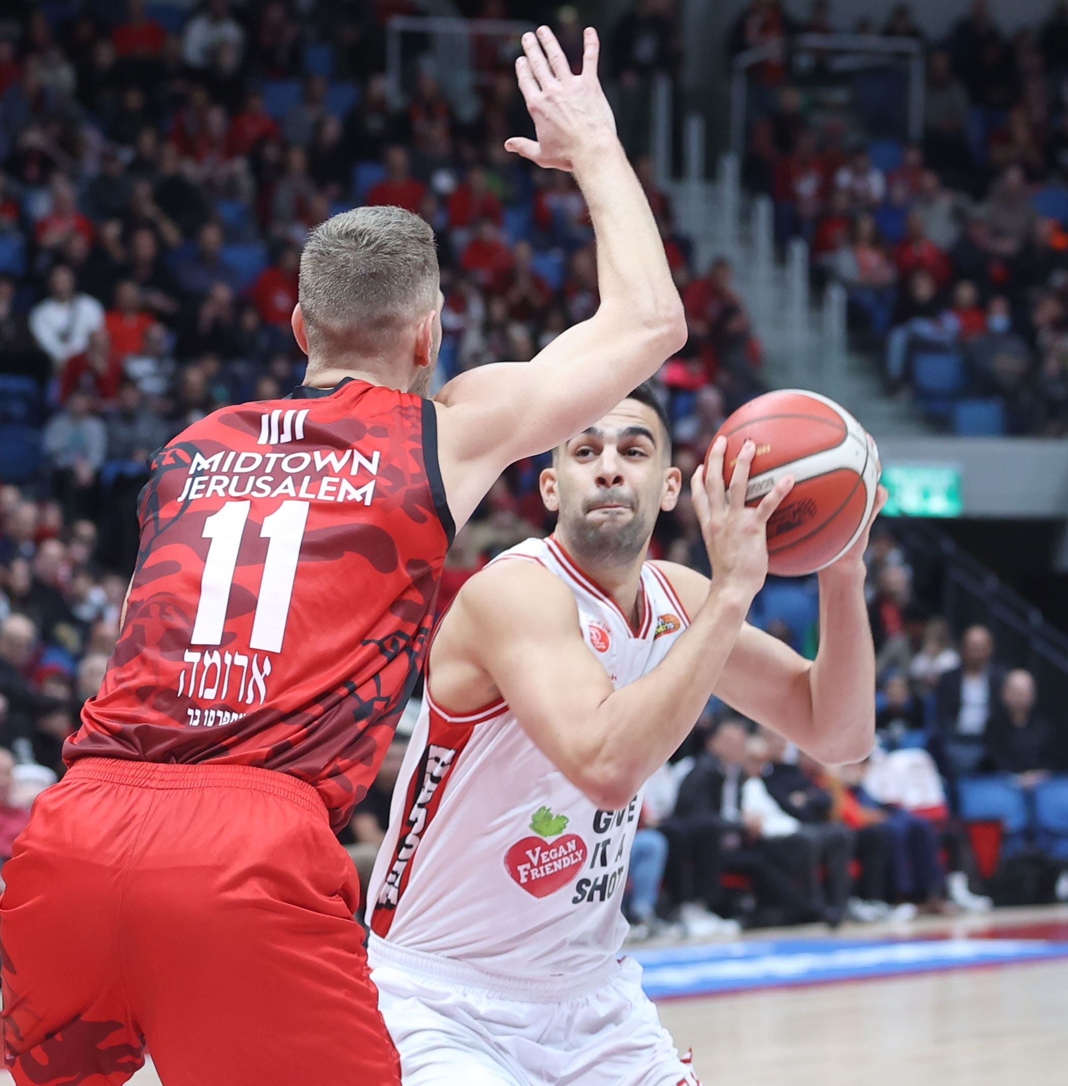 תומר גינת, שחקן הפועל תל אביב לצד סים סנדר ונה, שחקן הפועל ירושלים