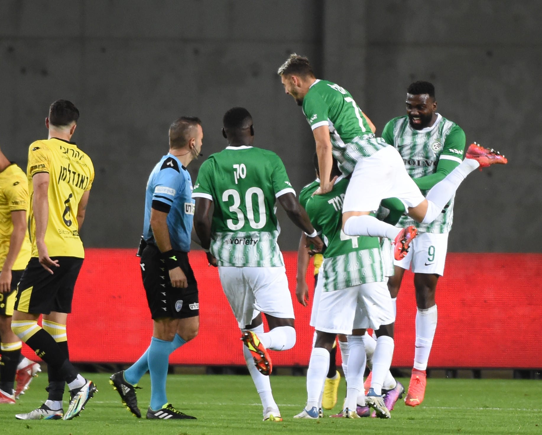 עומר אצילי חוגג עם עבדולאי סק מכבי חיפה