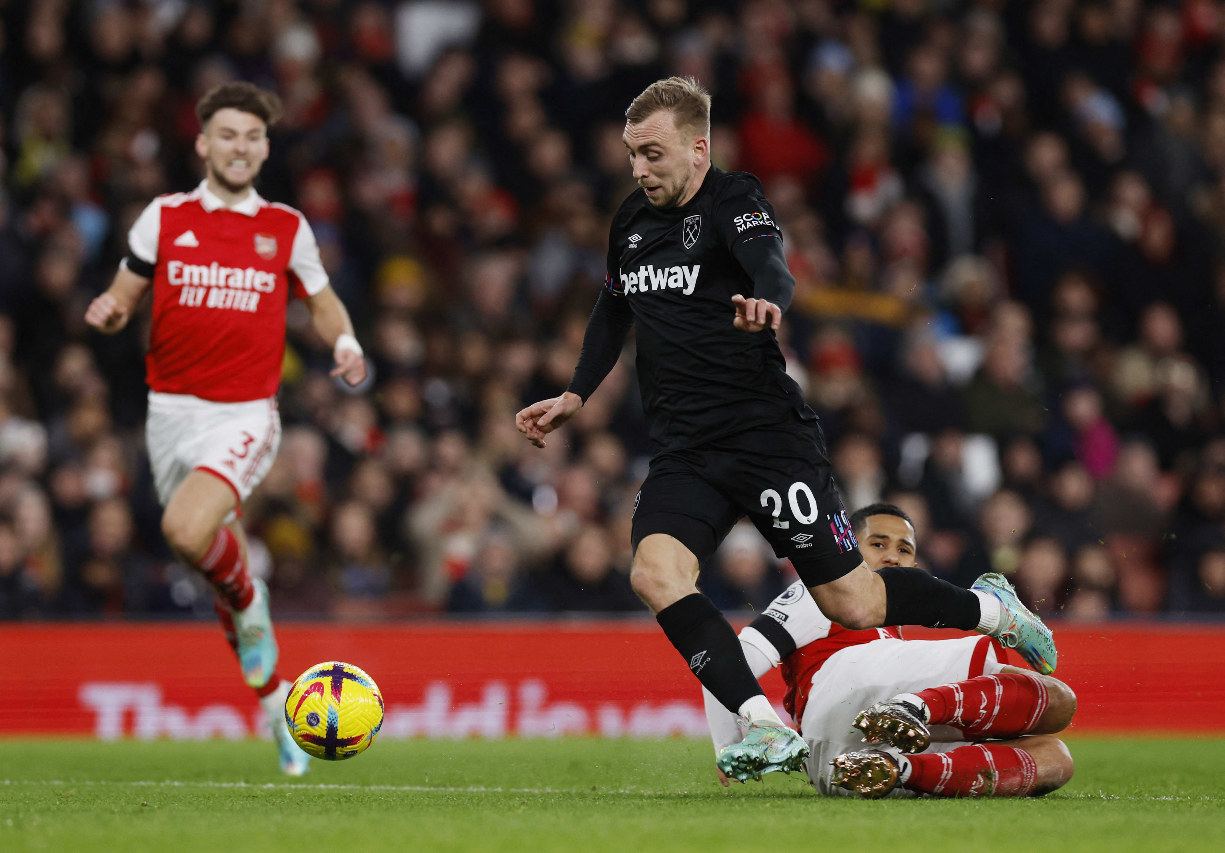 ג'רוד בואן, שחקן ווסטהאם לצד וויליאם סאליבה, שחקן ארסנל