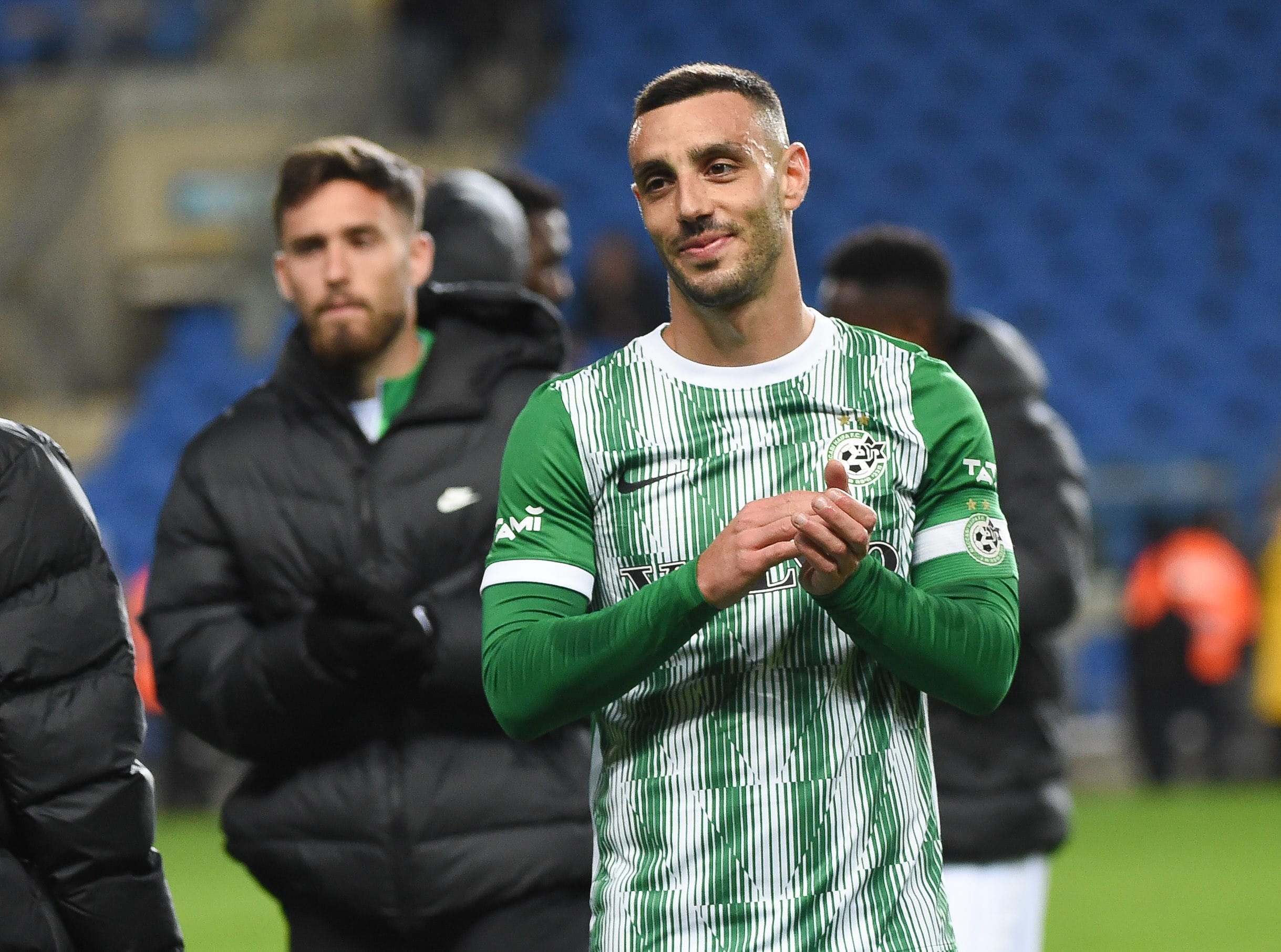 נטע לביא עם אוהדי מכבי חיפה