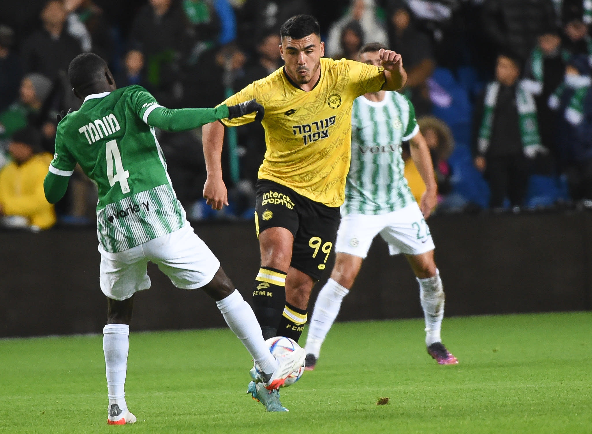 איתן אזולאי, שחקן מכבי נתניה לצד עלי מוחמד, שחקן מכבי חיפה