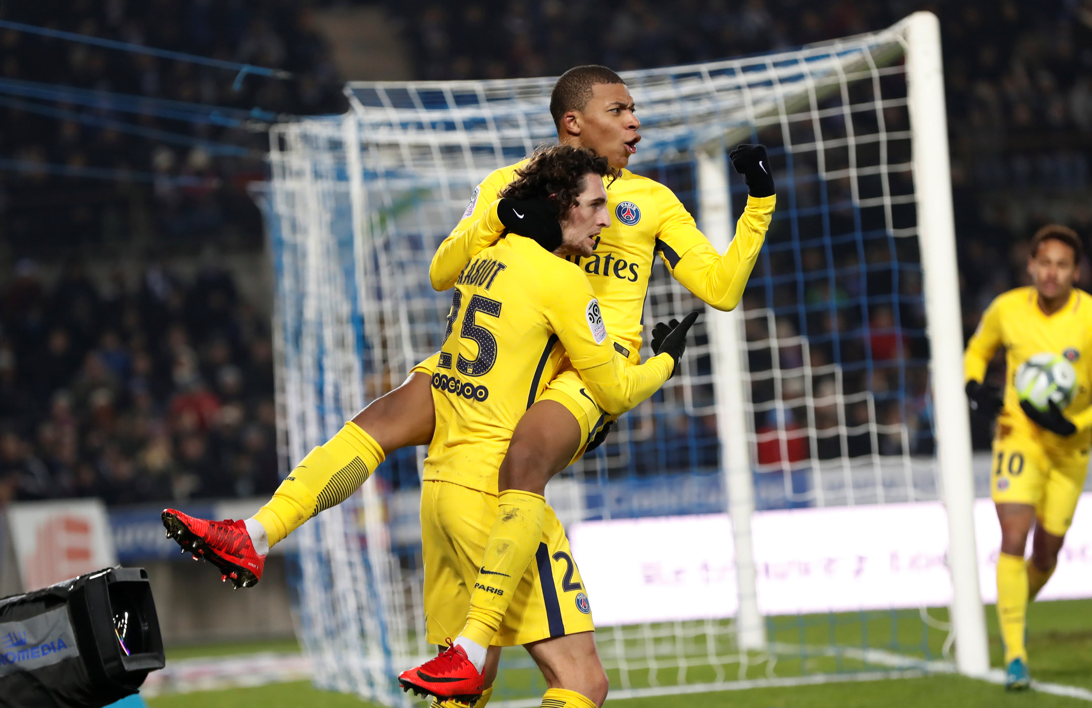 קיליאן אמבפה שחקן פריס סן ז'רמן (מימין) חוגג עם אדריאן ראביו