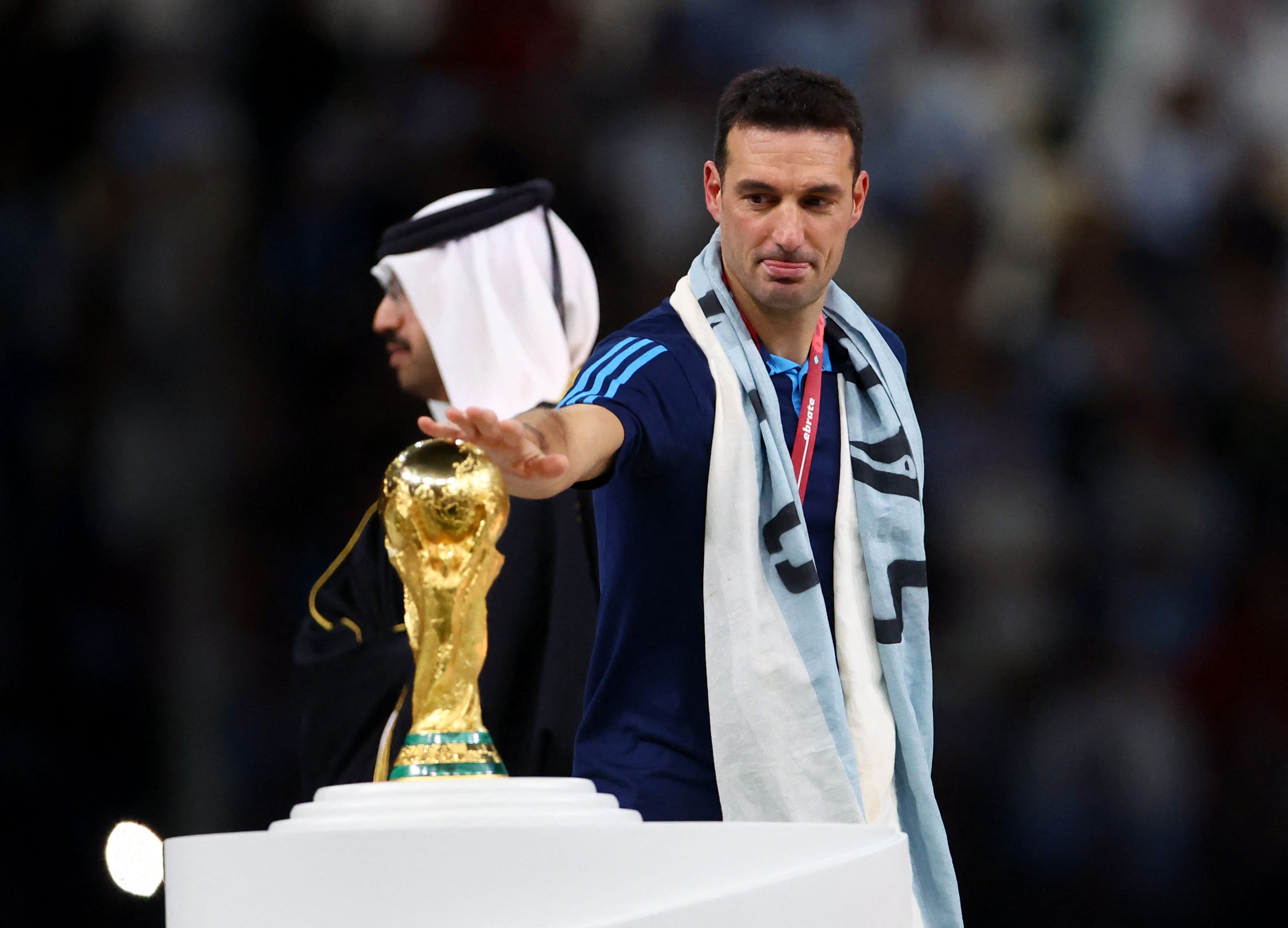 ליונל סקאלוני מאמן נבחרת ארגנטינה עם גביע העולם