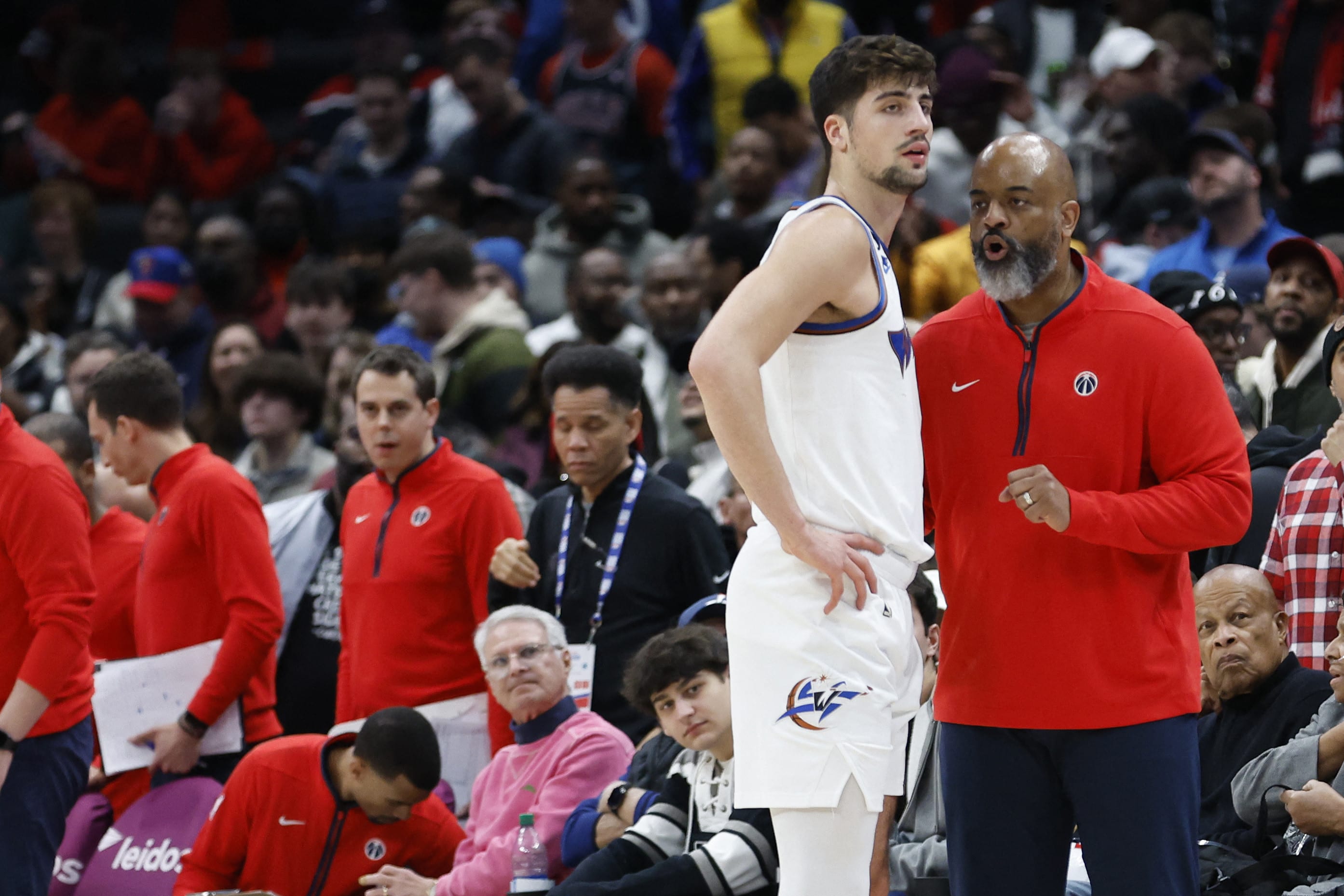 שחקן וושינגטון וויזארדס דני אבדיה עם מאמנו ווס אנסלד