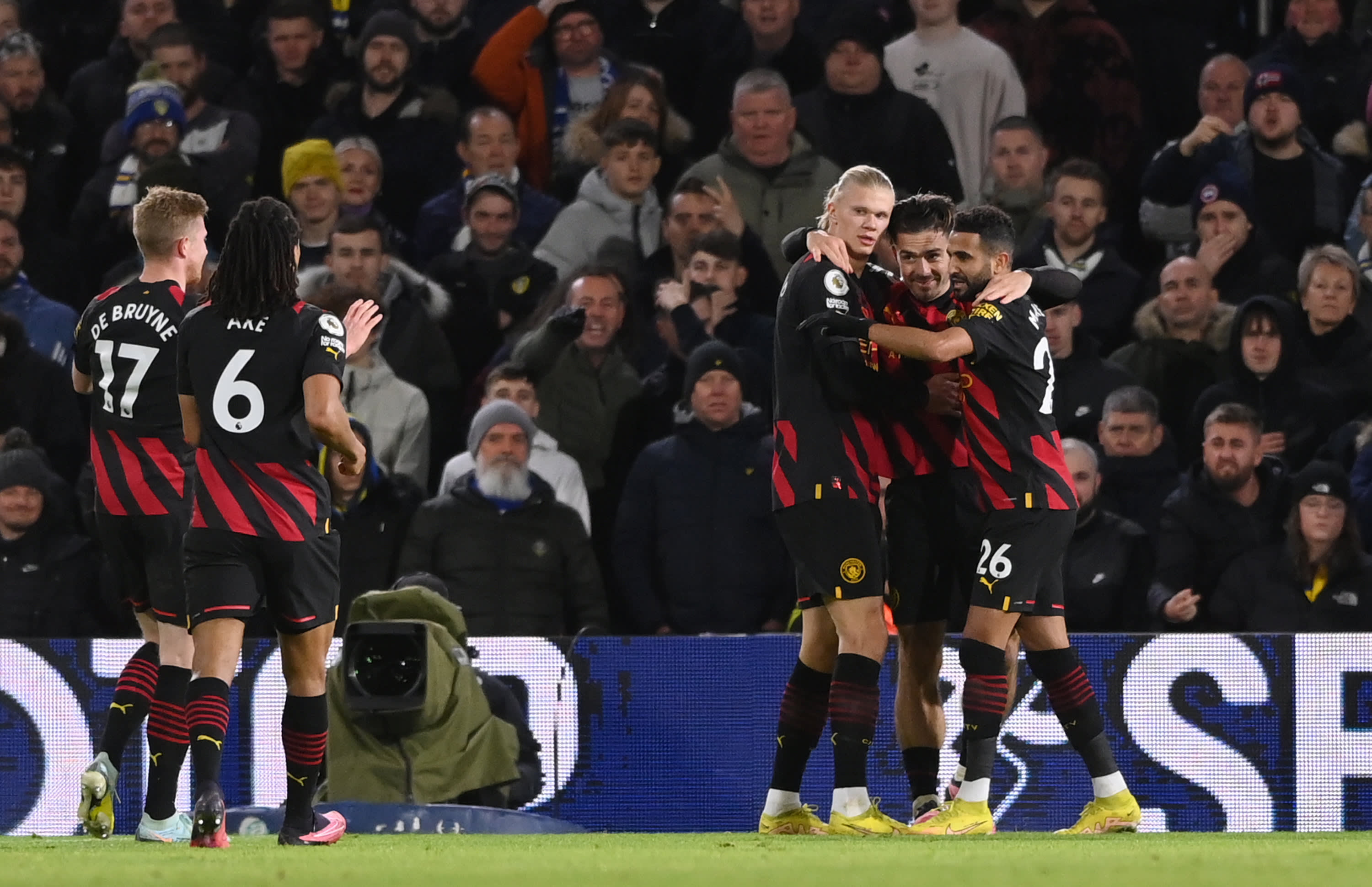 שחקן מנצ'סטר סיטי ארלינג הולאנד חוגג עם ג'ק גריליש, ריאד מחרז