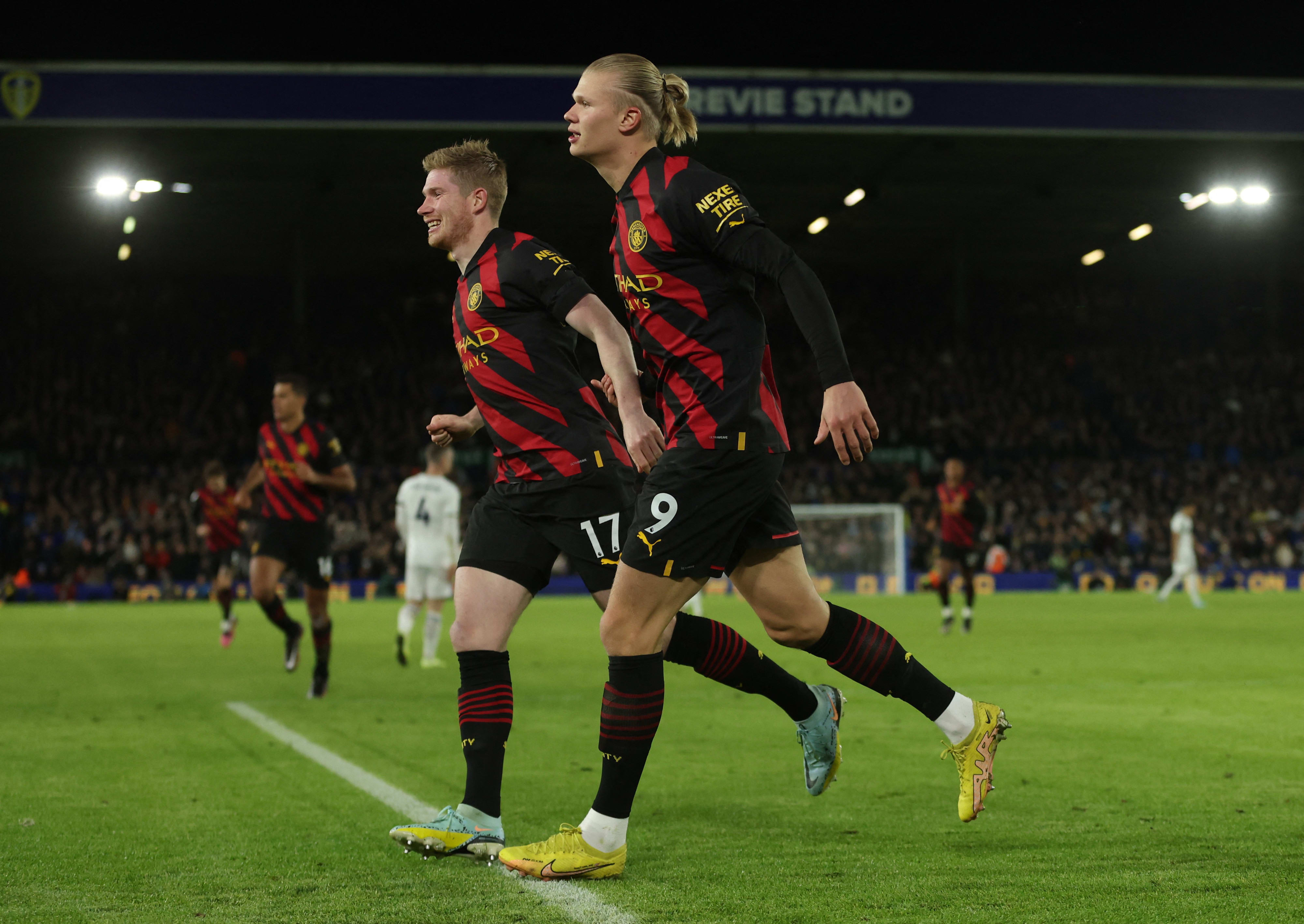 שחקן מנצ'סטר סיטי ארלינג הולאנד חוגג עם קווין דה בראונה