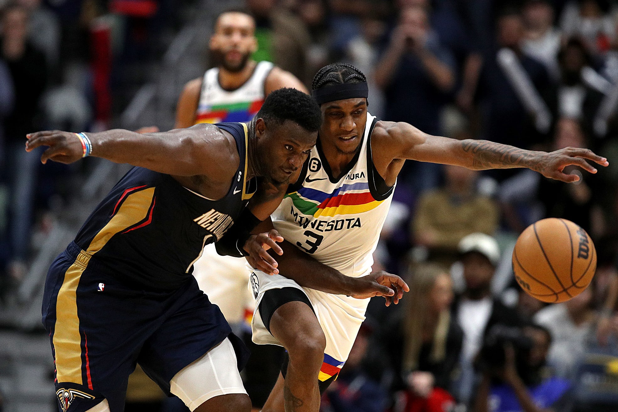 זאיון וויליאמסון חטוף כדור מכריע במהלך הניצחון של ניו אורלינס פליקנס על מינסוטה