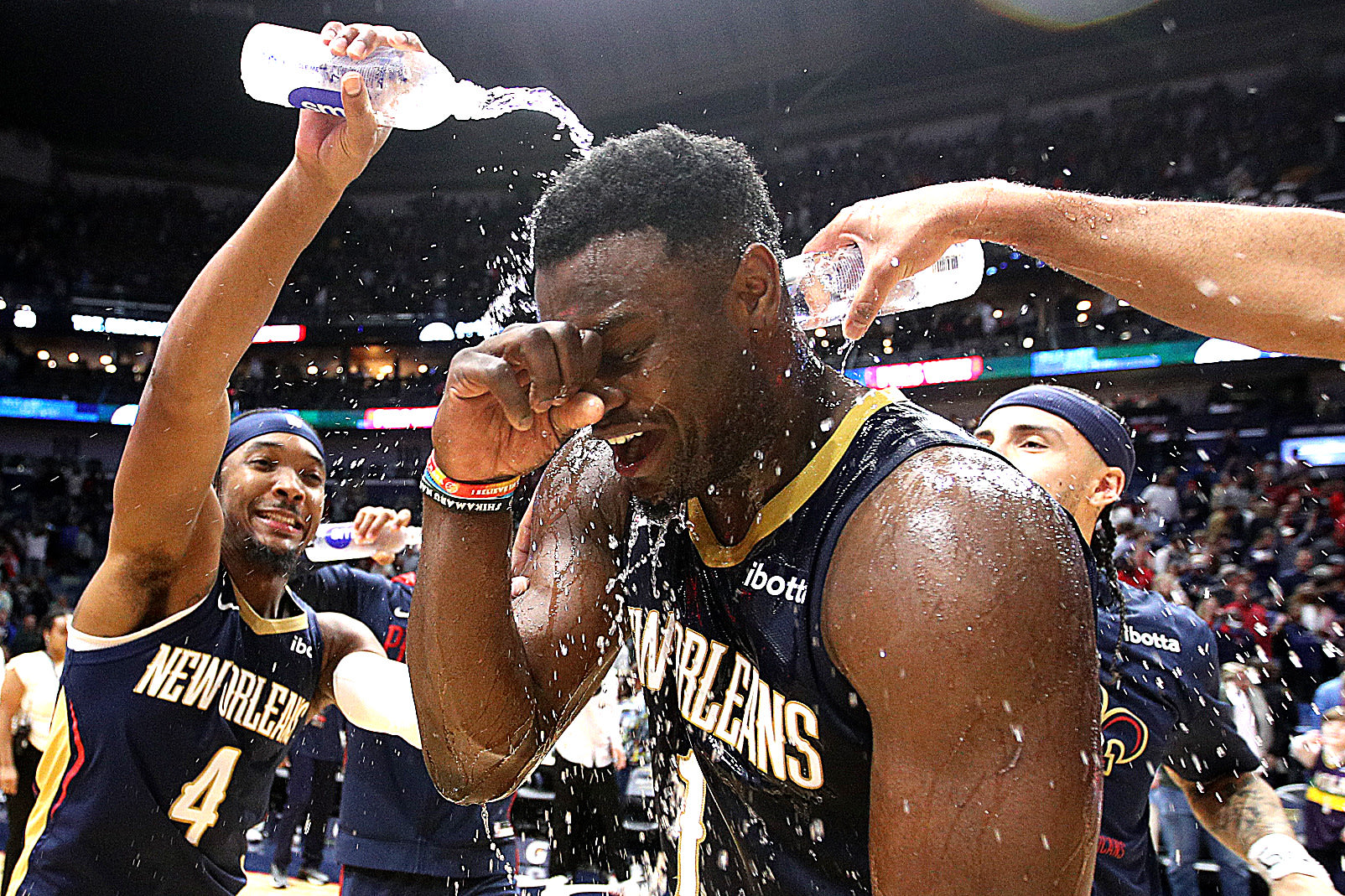 זאיון וויליאמסון מקבל שטיפת כבוד על ידי חבריו לקבוצה, ניו אורלינס פליקנס