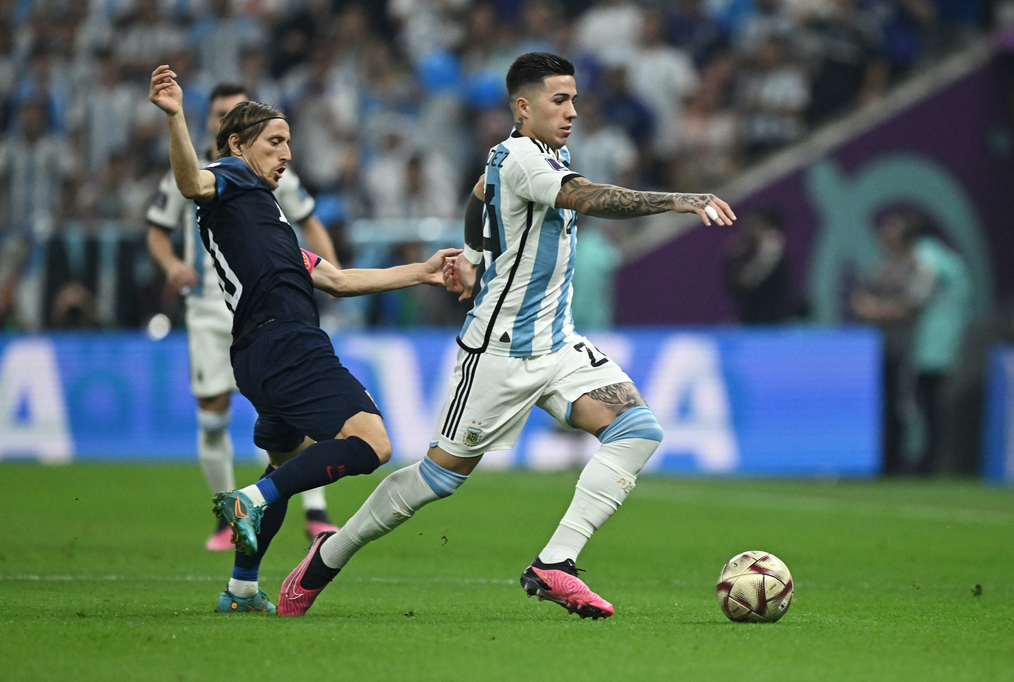 אנסו פרננדס שחקן נבחרת ארגנטינה לפני לוקה מודריץ' שחקן נבחרת קרואטיה