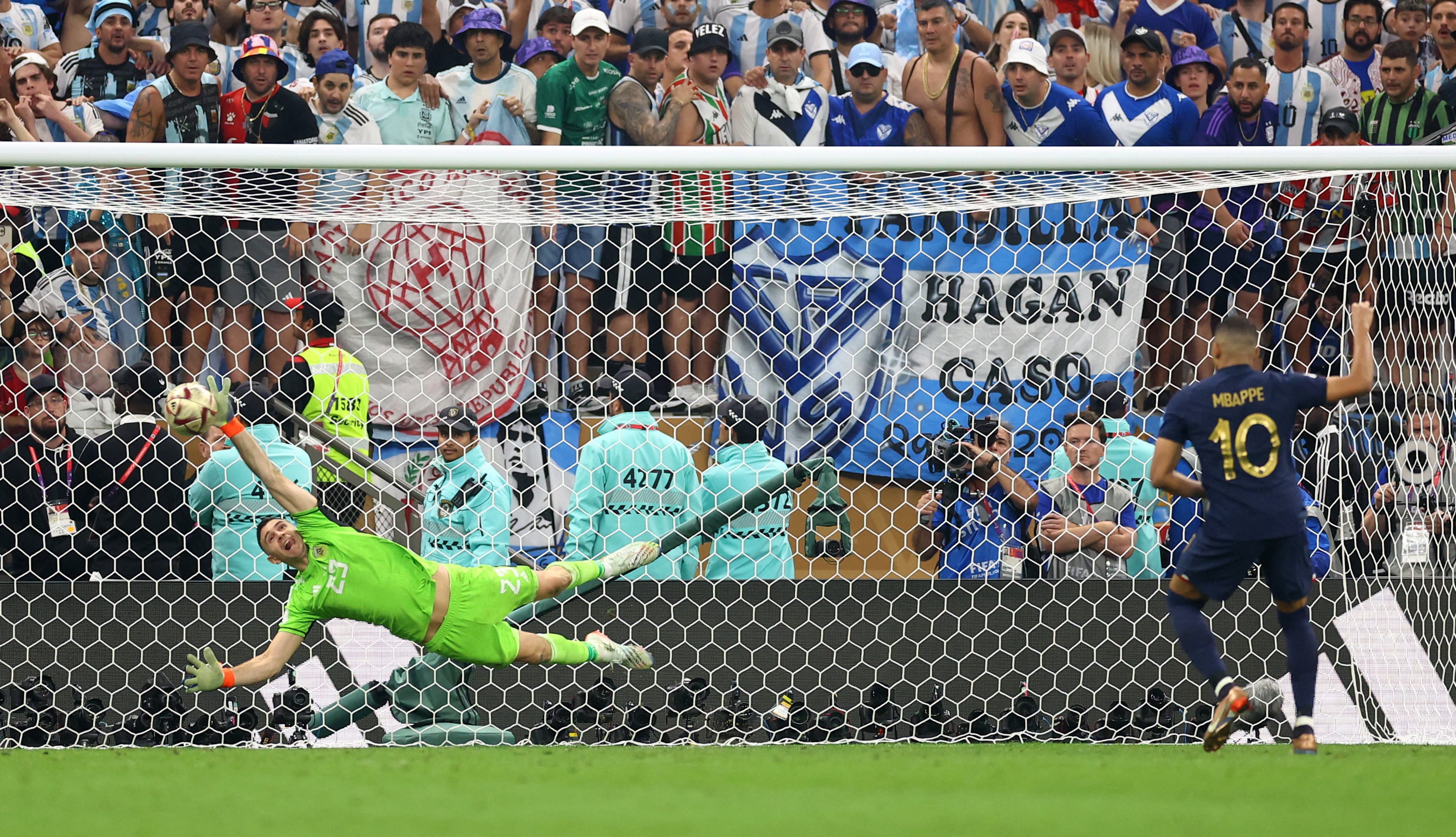 גמר מונדיאל 2022: קיליאן אמבפה שחקן נבחרת צרפת כובש פנדל מול ארגנטינה