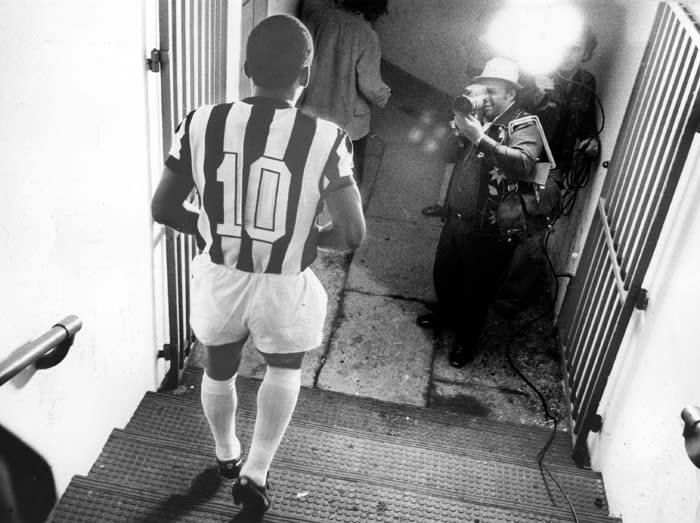 פלה יוצא מחדר ההלבשה למשחקו האחרון בקריירה במדי סנטוס