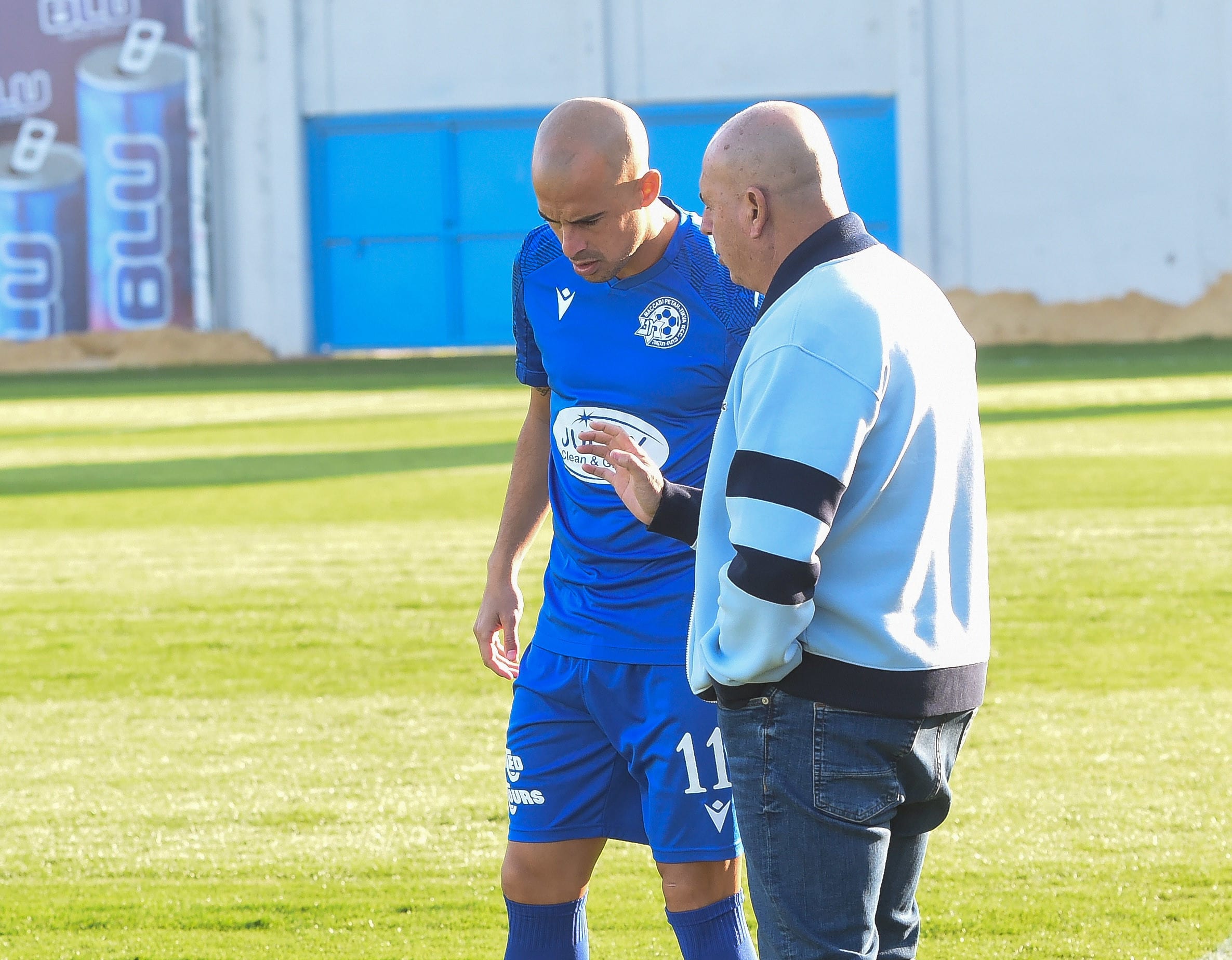 חלוץ מכבי פתח תקוה טל בן חיים עם מאמנו בני לם