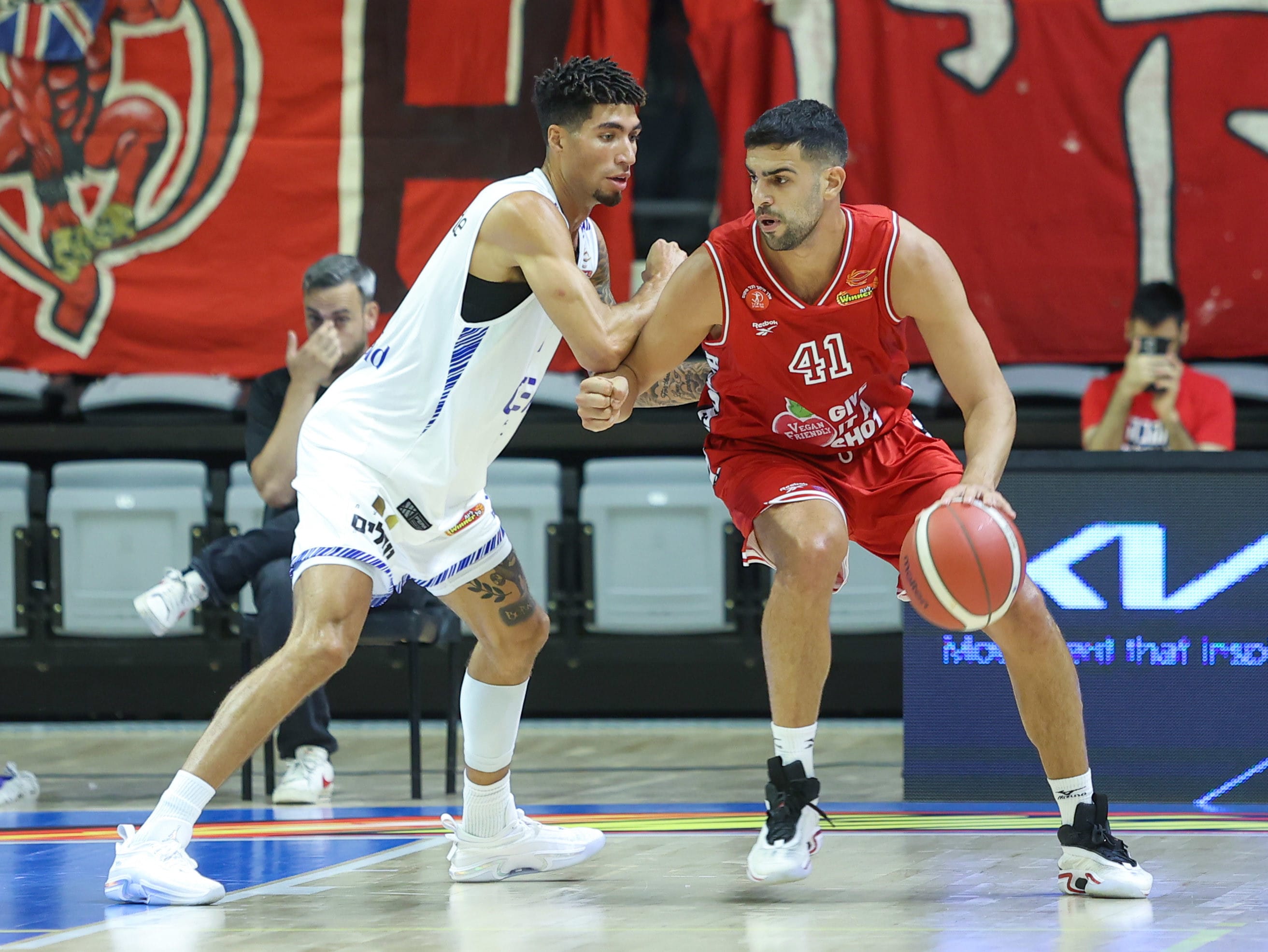 תומר גינת שחקן הפועל תל אביב מול סנדי כהן שחקן בני הרצליה