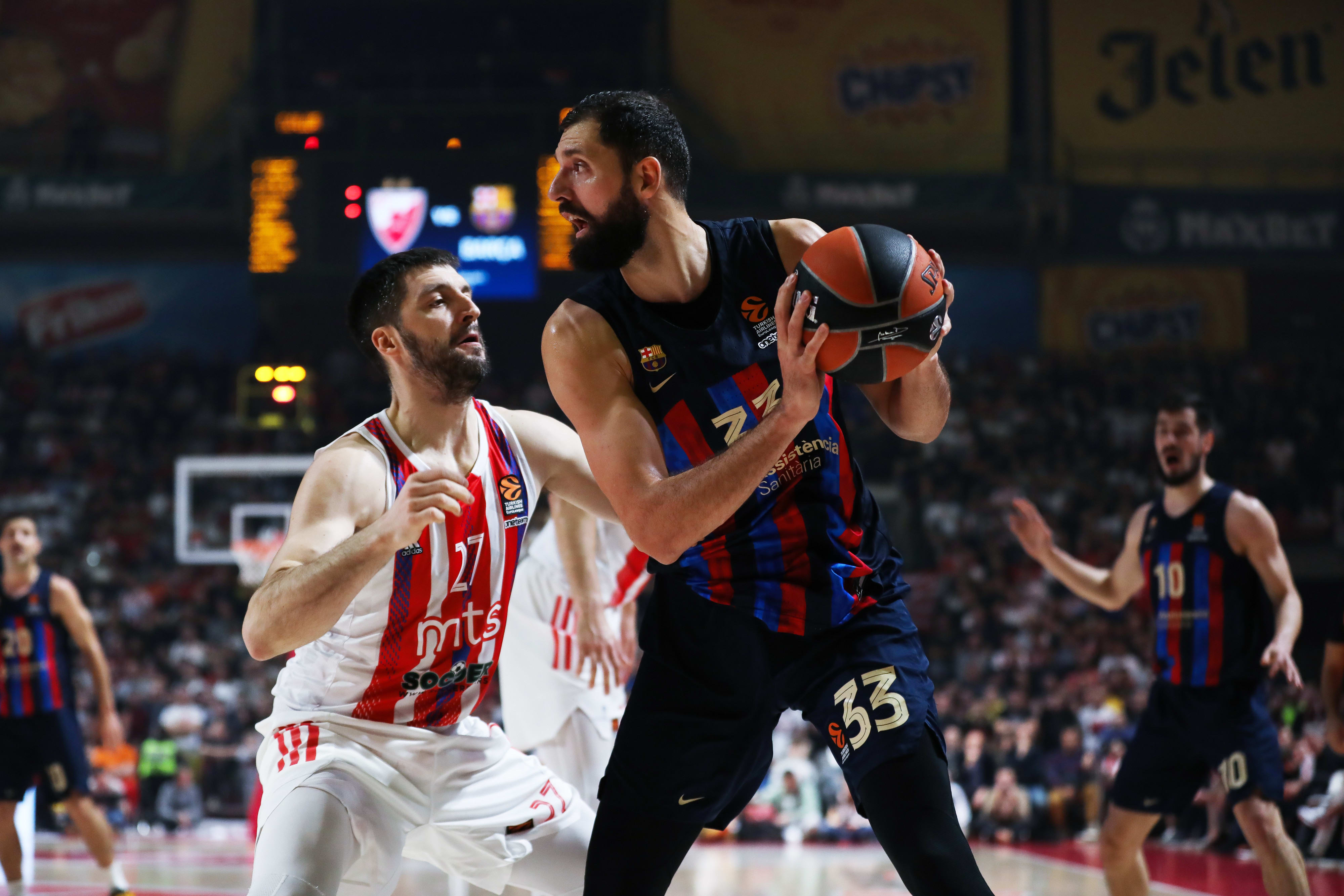 שחקן ברצלונה ניקולה מירוטיץ' מול שחקן הכוכב האדום בלגרד סטפן מרקוביץ'