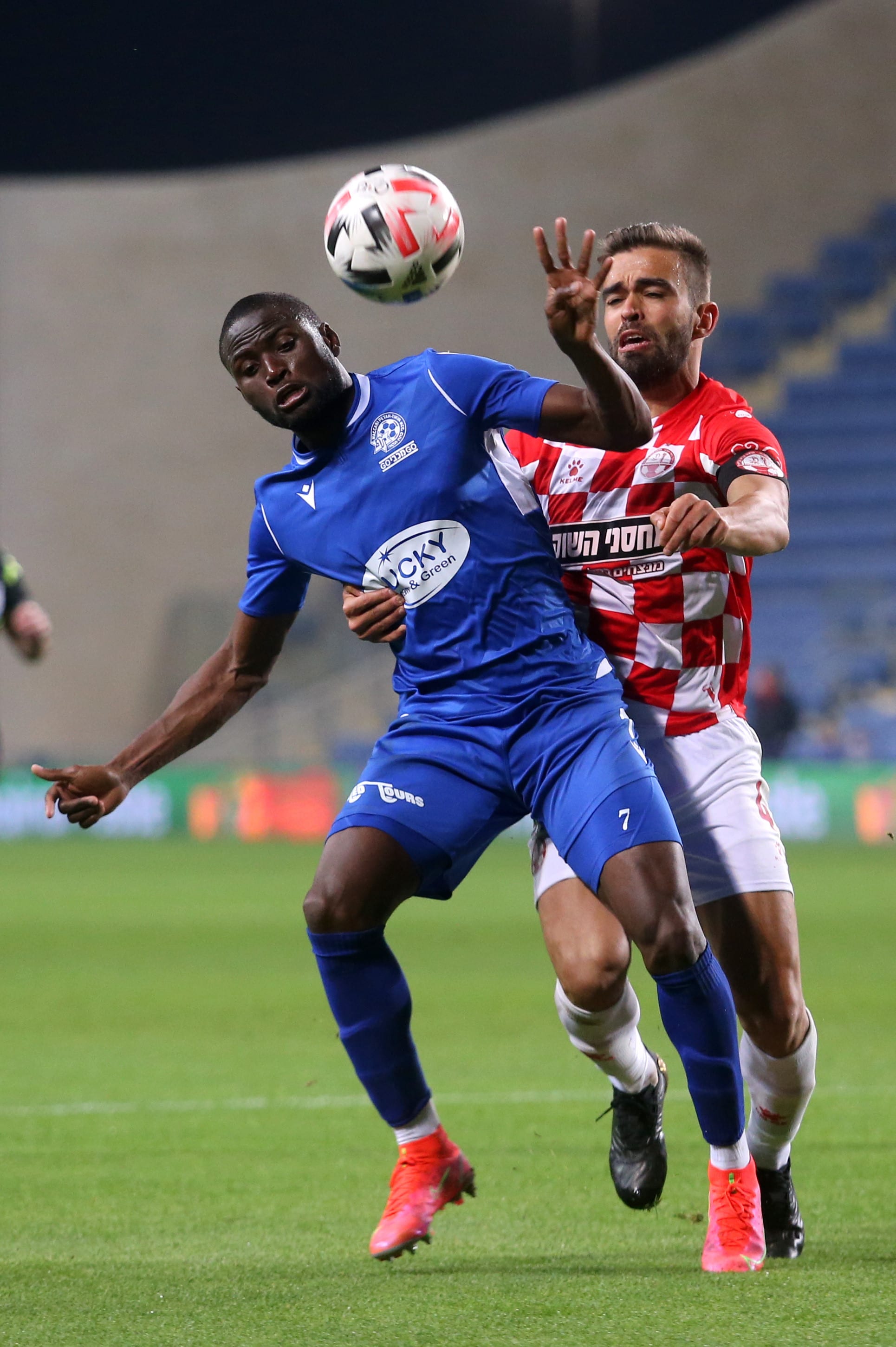 אבדיאל ארויו שחקן מכבי פתח תקוה מול מיגל ויטור שחקן הפועל באר שבע