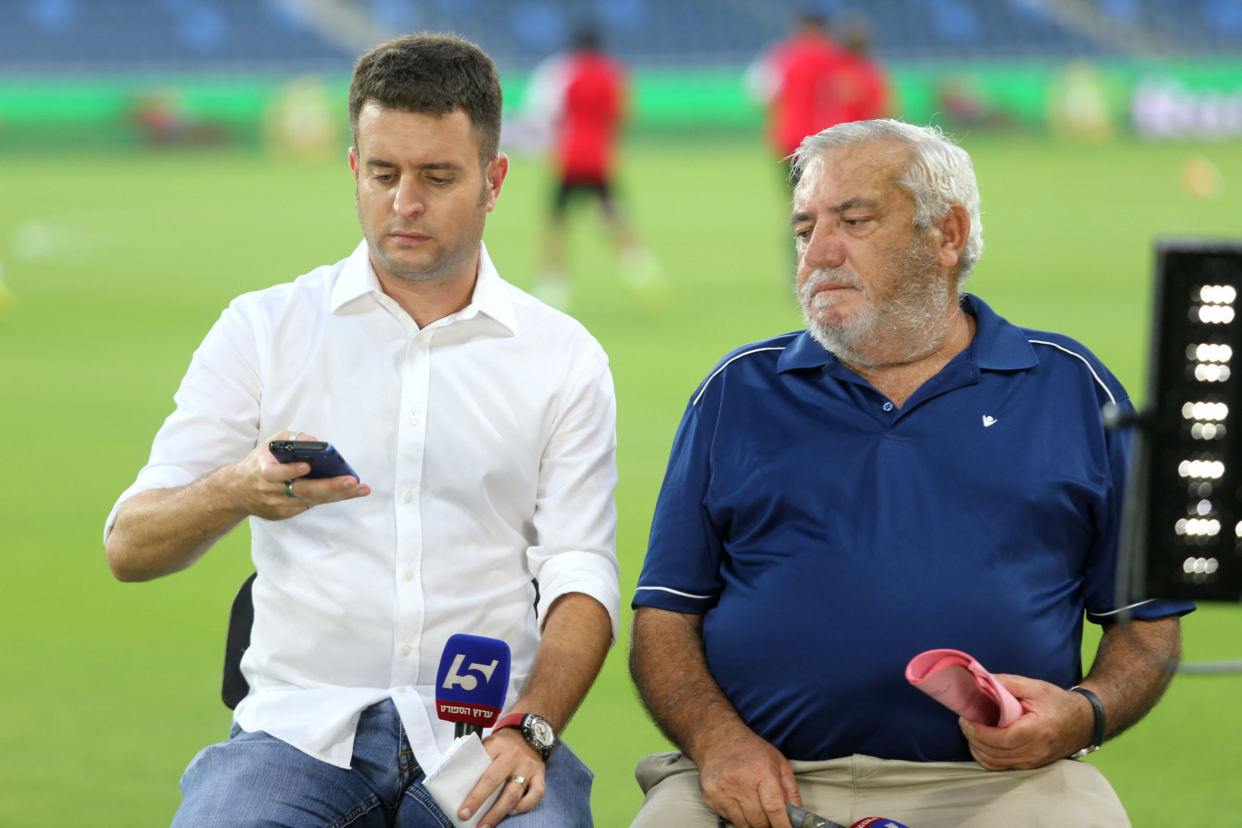 הפרשן שלמה שרף עם השדר יהונתן כהן