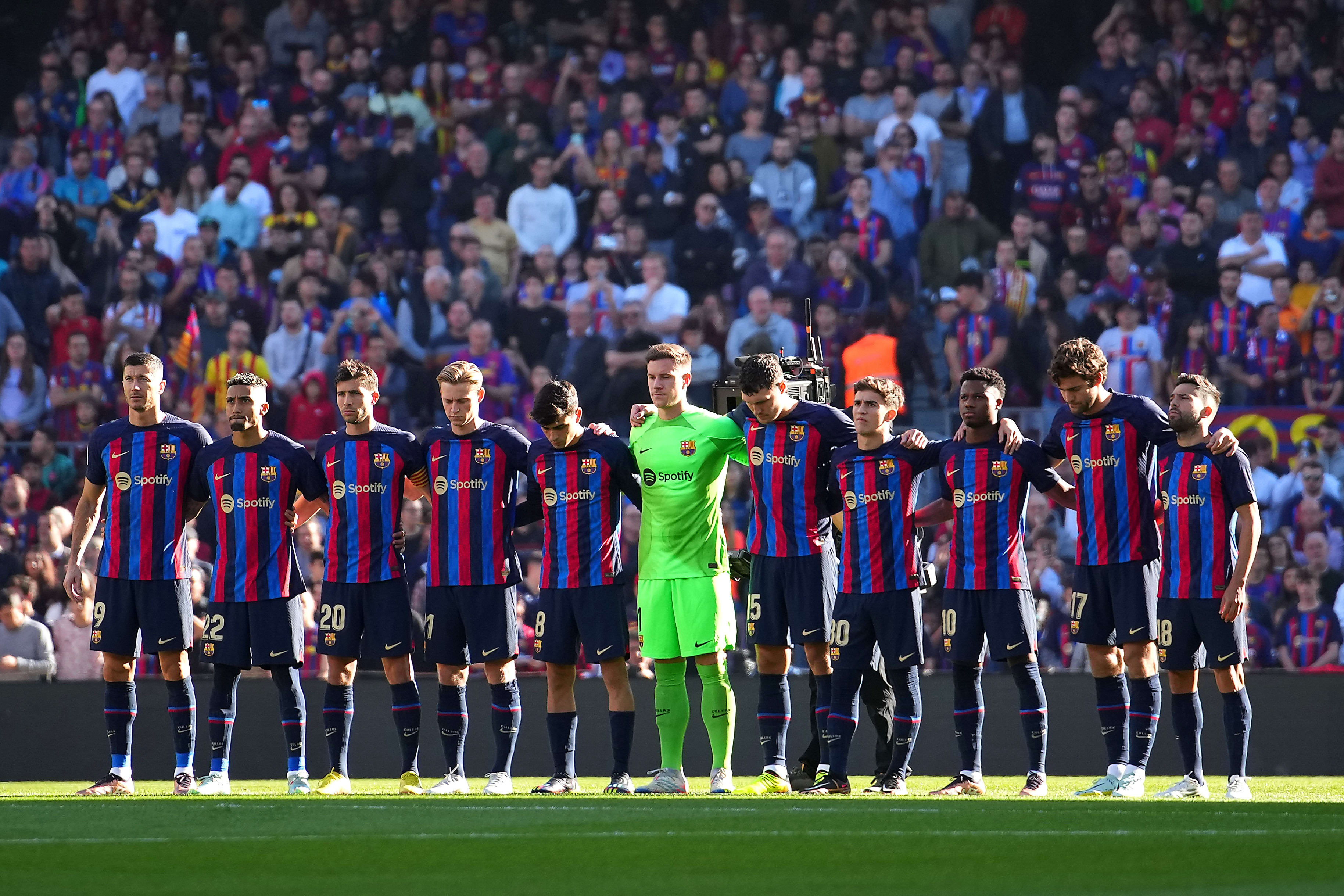 שחקני ברצלונה בדקת דומיה לזכר פלה