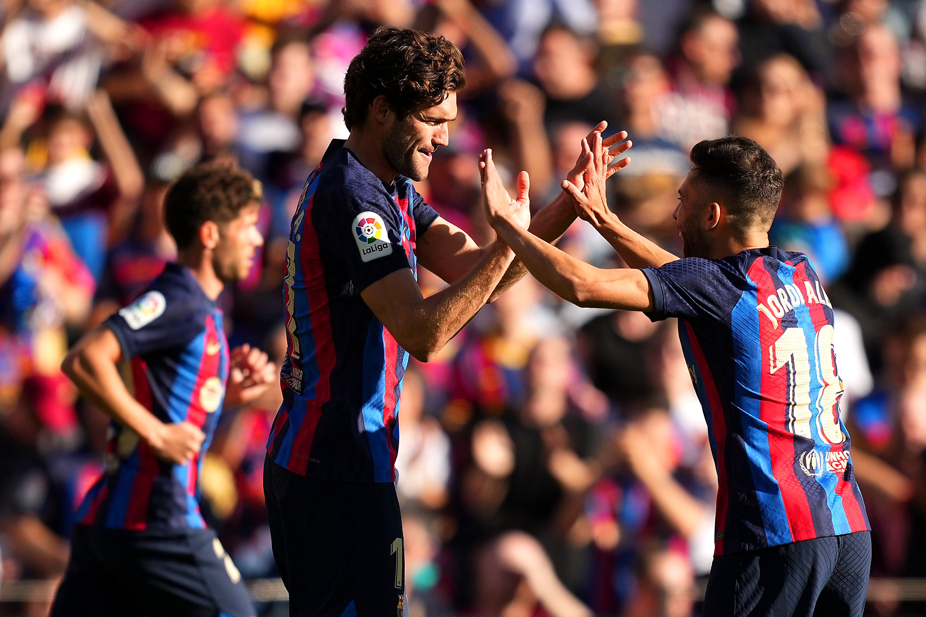 שחקן ברצלונה מרכוס אלונסו חוגג עם ג'ורדי אלבה