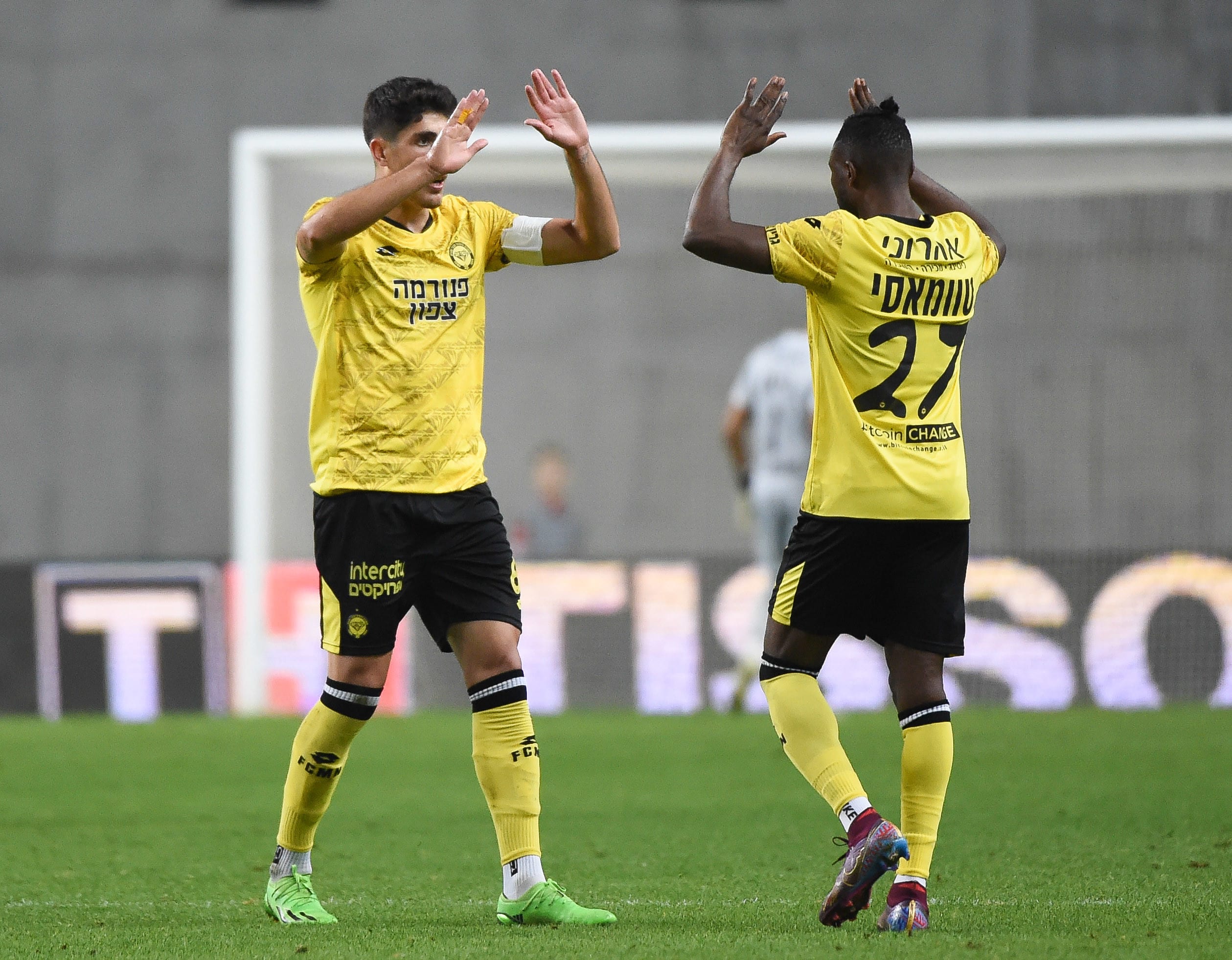 עומרי גנדלמן, שחקן מכבי נתניה עם פטריק טוומאסי