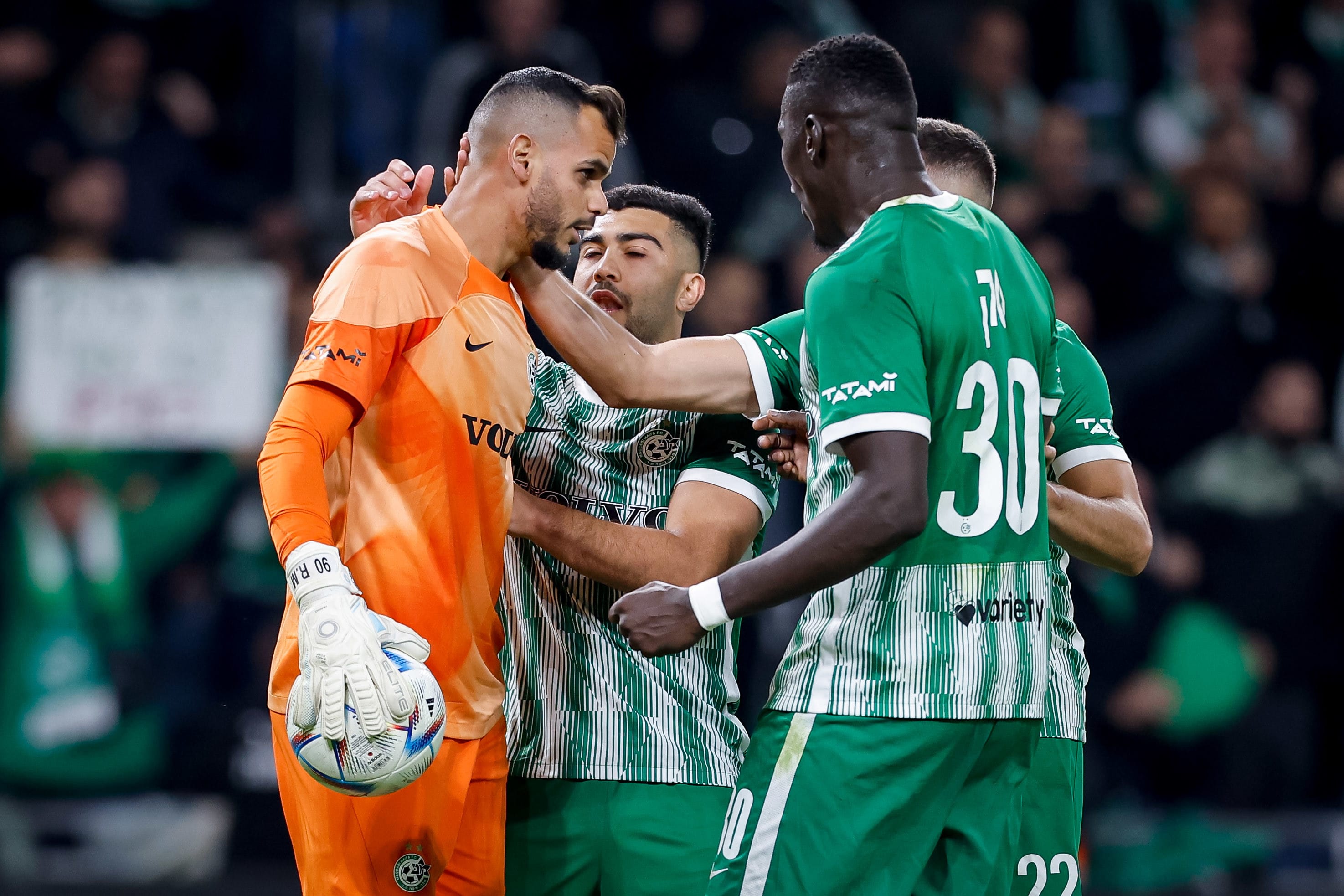 שחקני מכבי חיפה מברכים את השוער רועי משפתי אחרי עצירת פנדל