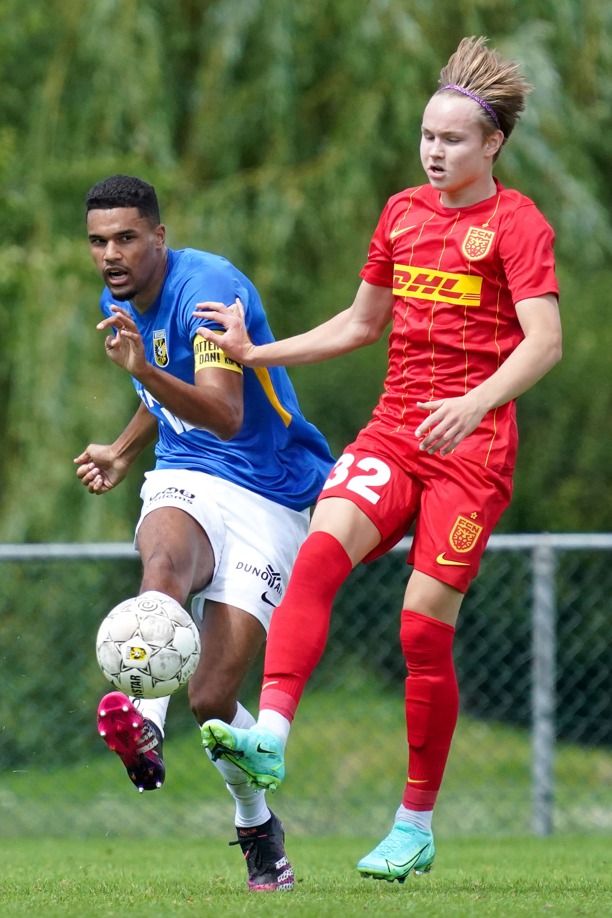 אנדראס שיילדרופ שחקן נורשלנד (מימין) מול דניליו דוקי שחקן ויטסה