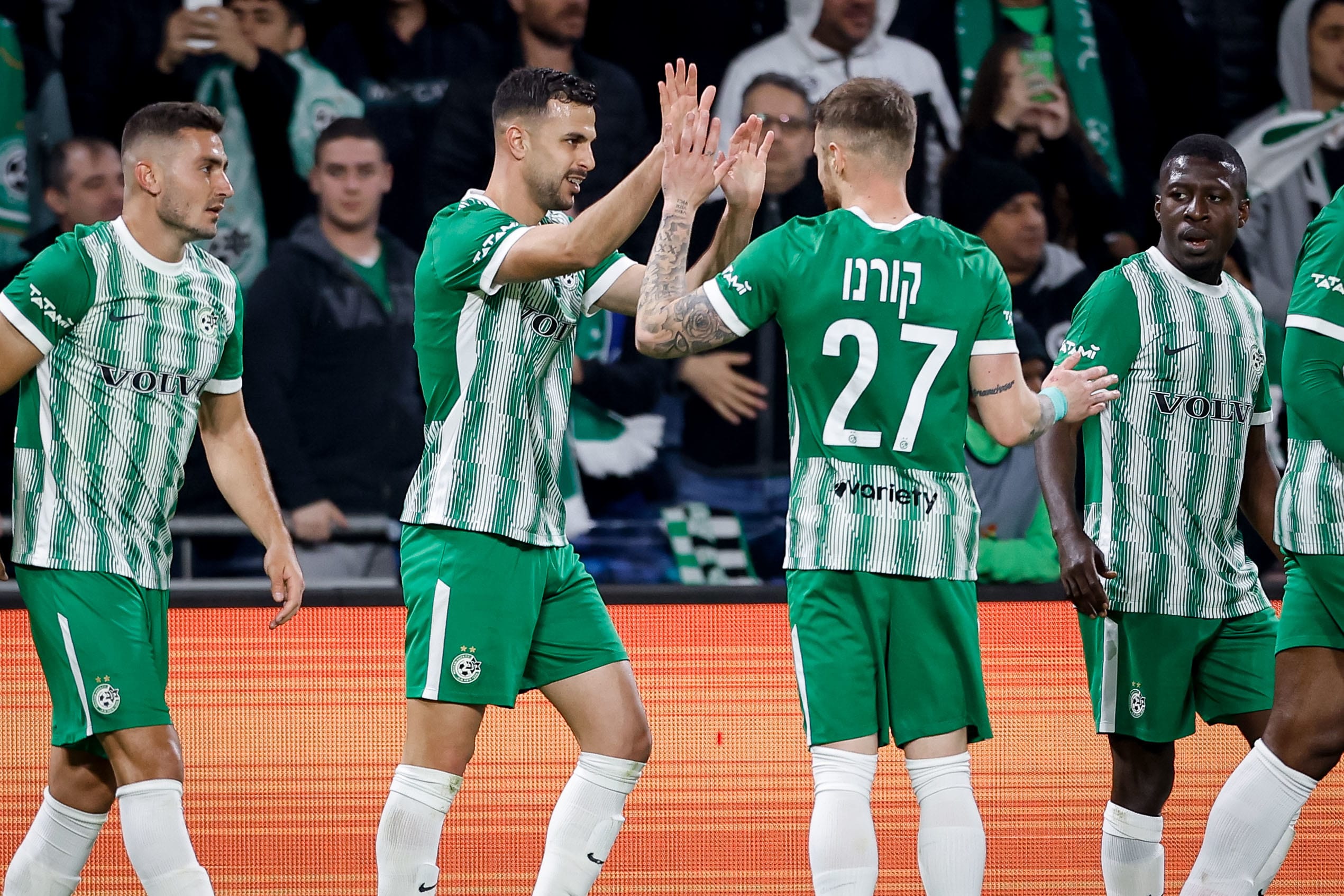 שחקני מכבי חיפה חוגגים עם דין דוד