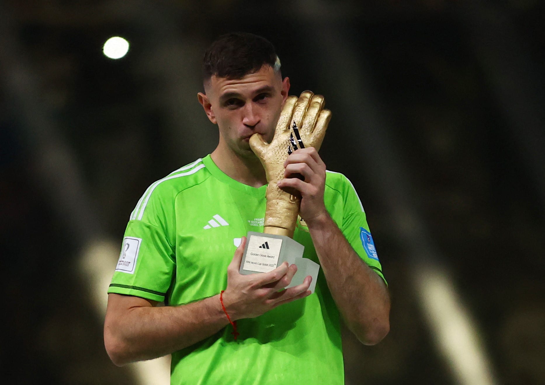 אמיליאנו מרטינס עם גביע השוער המצטיין, מונדיאל 2022