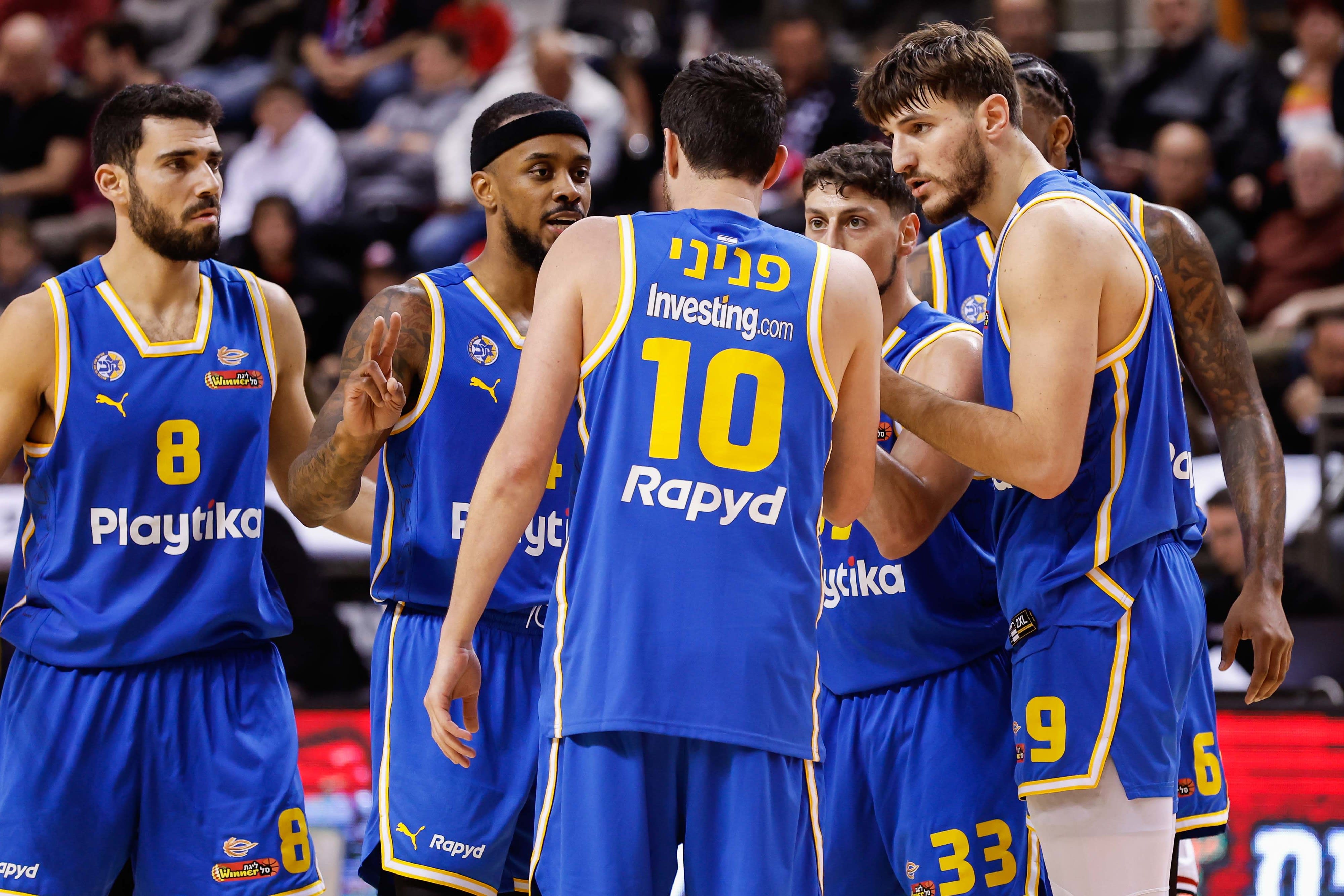 שחקני מכבי תל אביב גיא פניני, רומן סורקין, יפתח זיו, לורנזו בראון, רפי מנקו