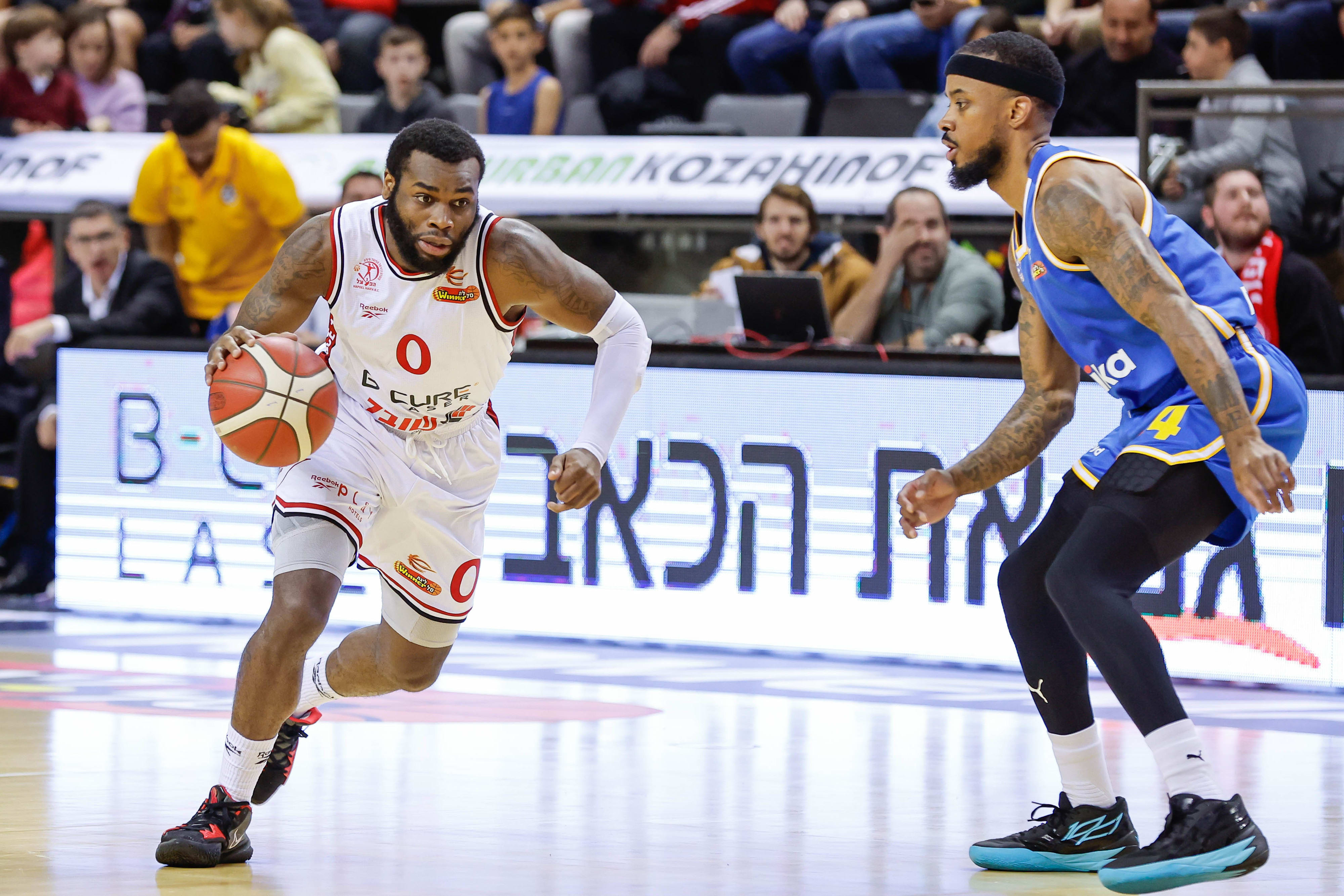 שחקן הפועל חיפה קאדים אלן מול שחקן מכבי תל אביב לורנזו בראון