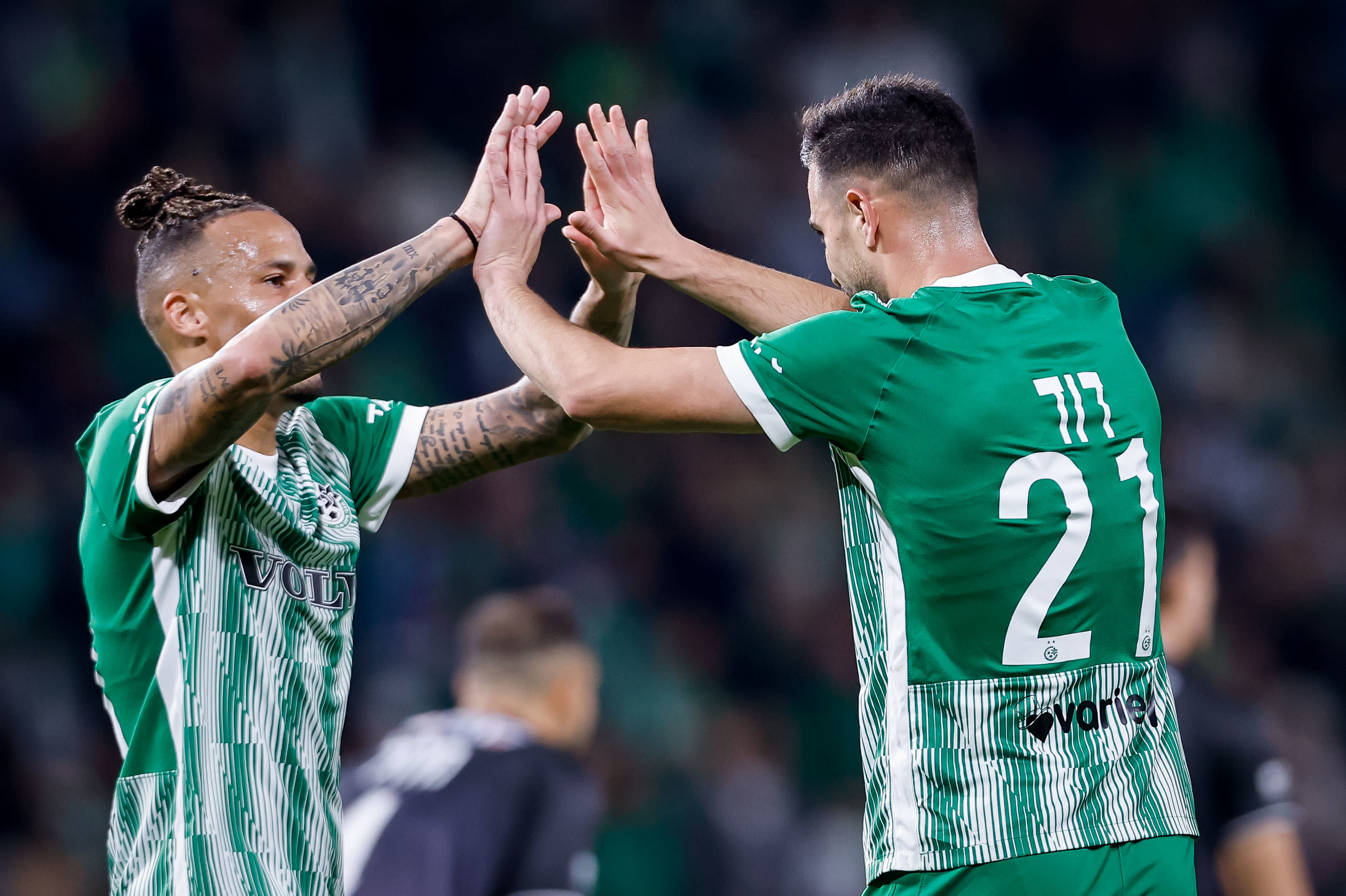 דין דוד שחקן מכבי חיפה חוגג שער עם צ'ארון שרי