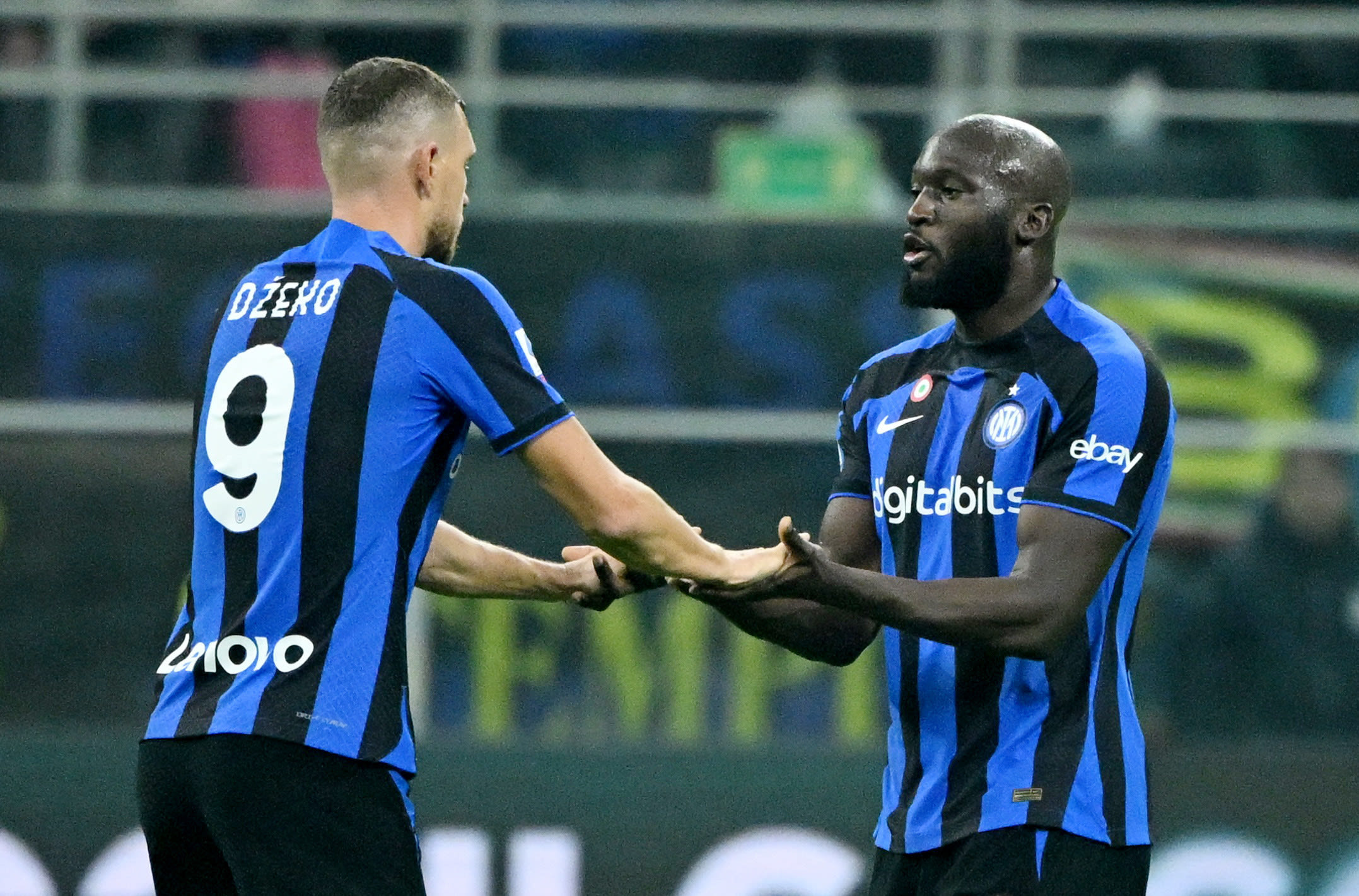 שחקן אינטר רומלו לוקאקו חוגג אם אדין דז'קו