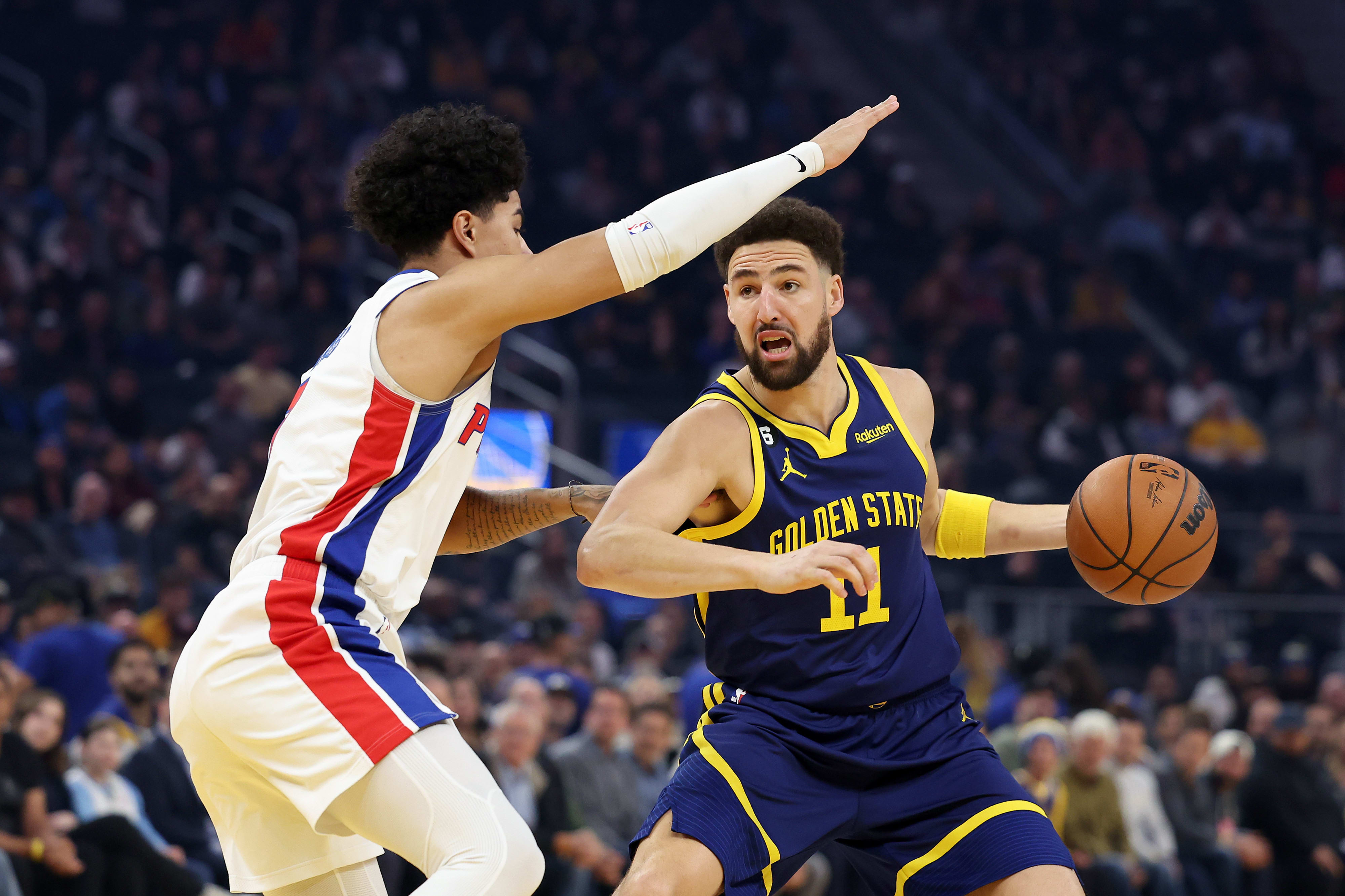 שחקן גולדן סטייט ווריירס קליי תומפסון מול שחקן דטרויט פיסטונס קיליאן הייז