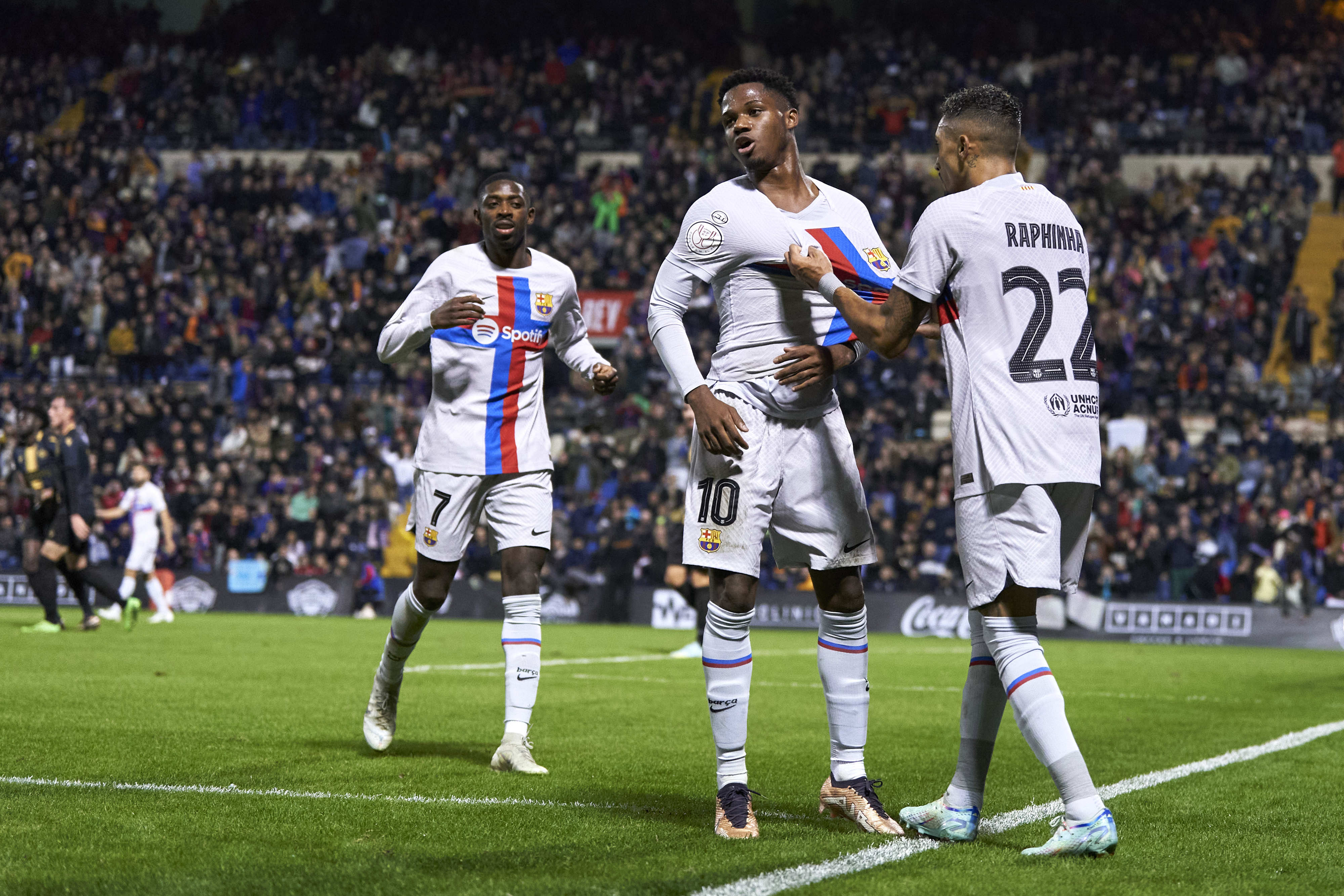 ראפיניה, אנסו פאטי, עוסמאן דמבלה חוגגים שער של ברצלונה