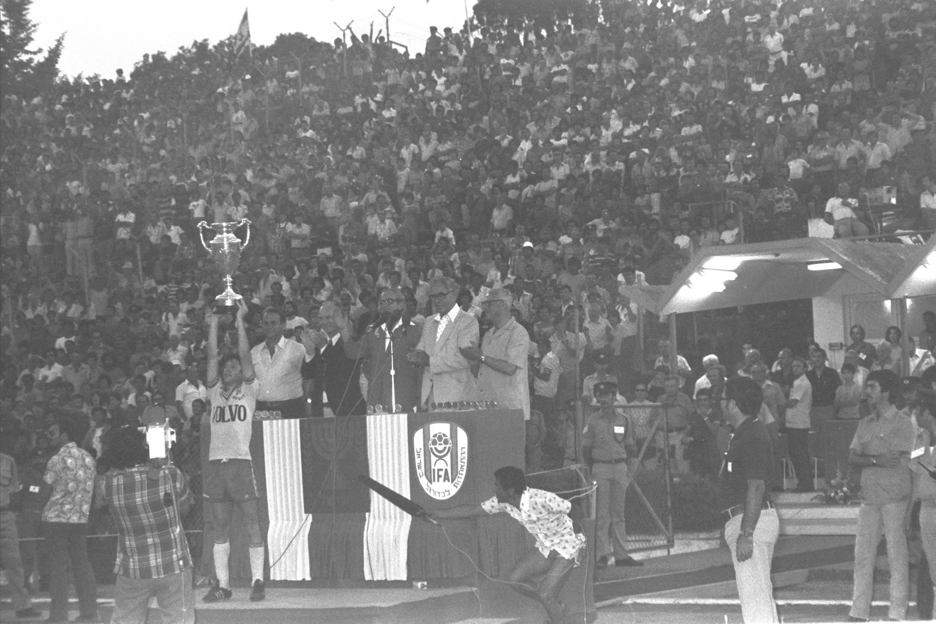 דני נוימן מניף את גביע המדינה, 1979