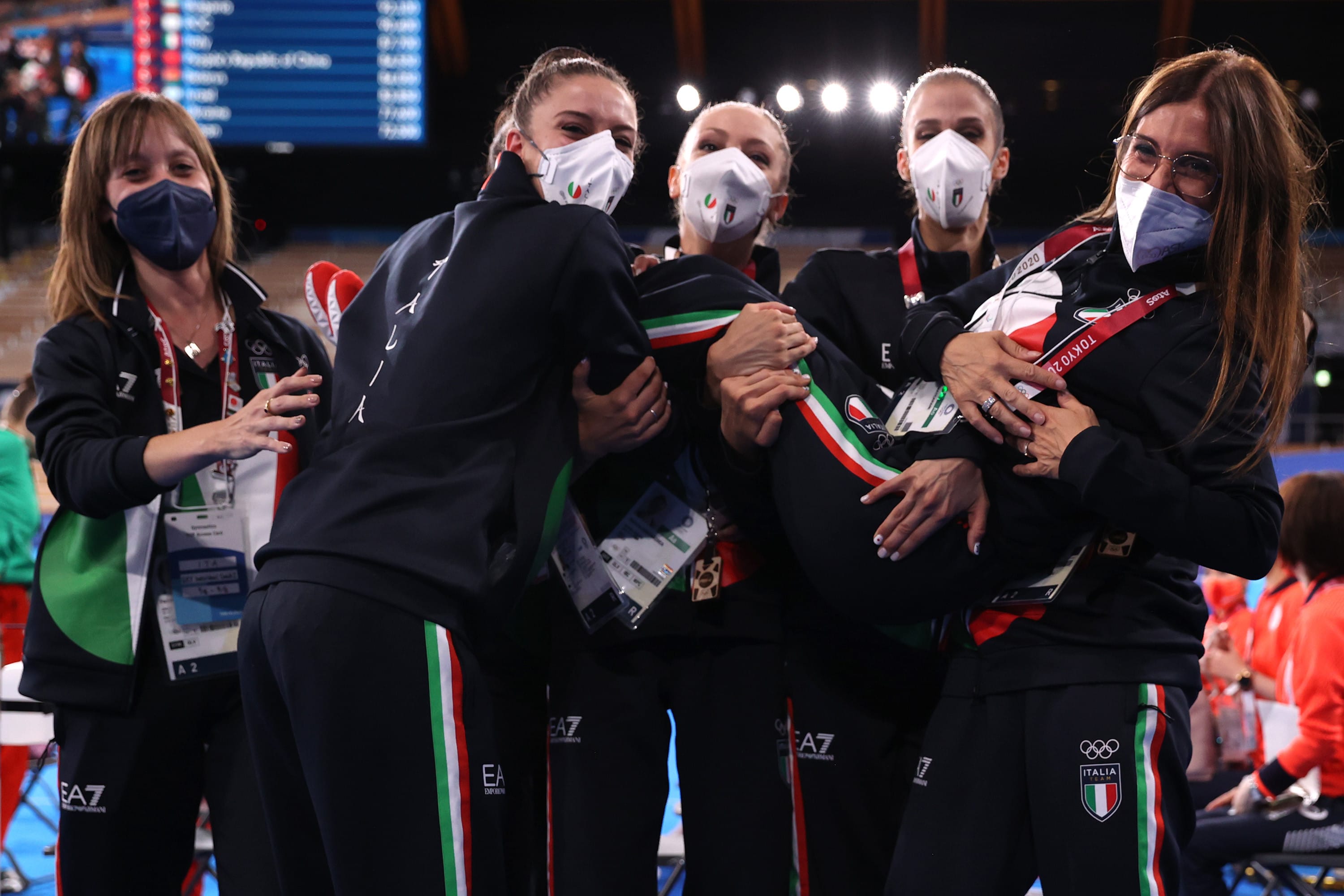 נבחרת איטליה בהתעמלות אמנותית עם המאמנת אמה מקראני