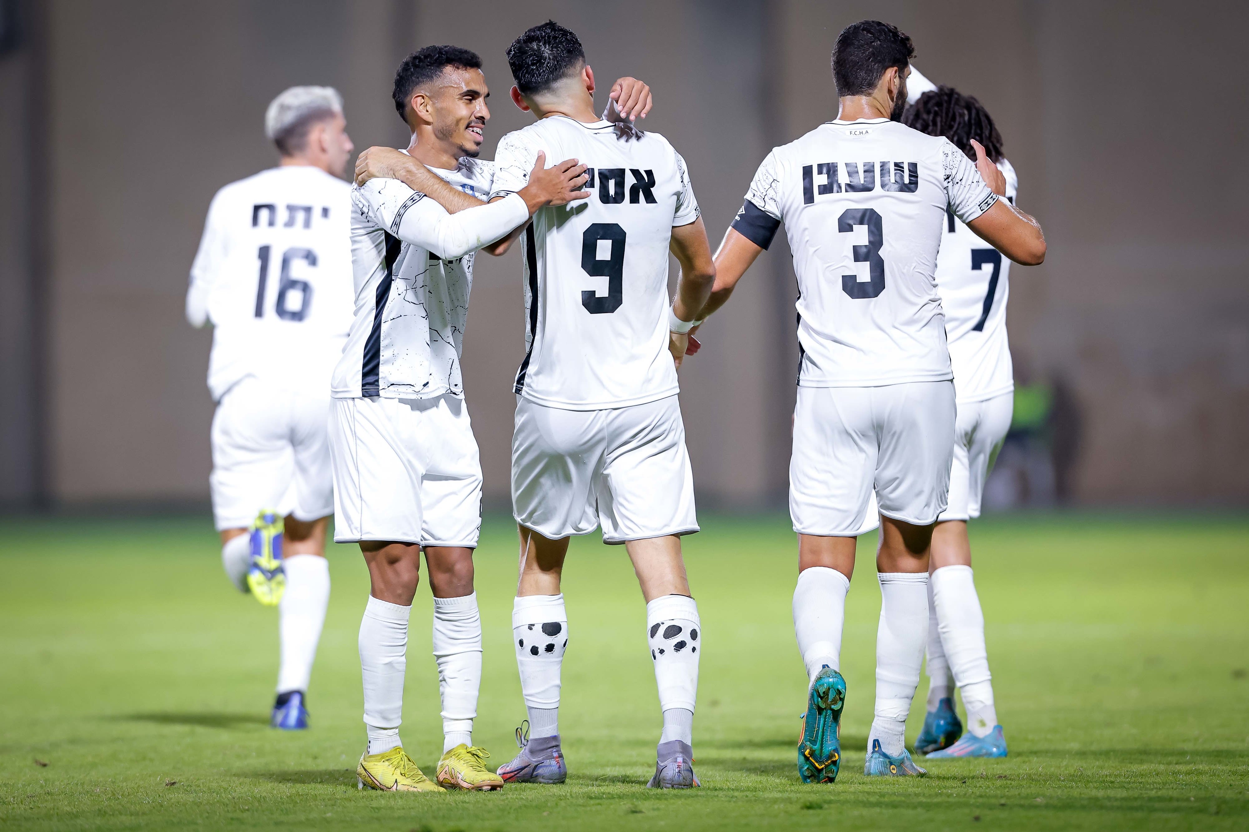 שחקני הפועל עכו חוגגים עם רווה אסייג