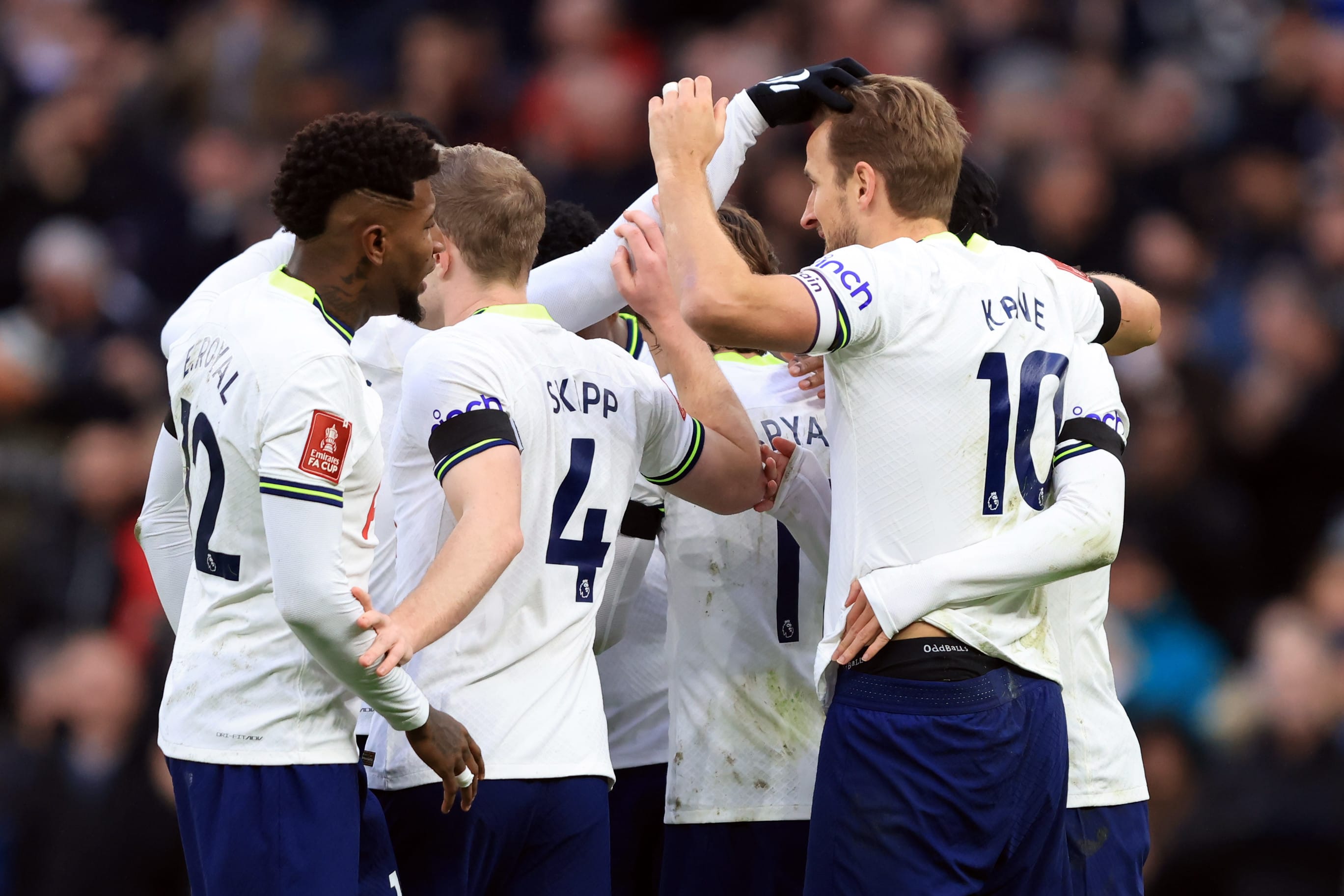 שחקני טוטנהאם חוגגים שער עם הארי קיין