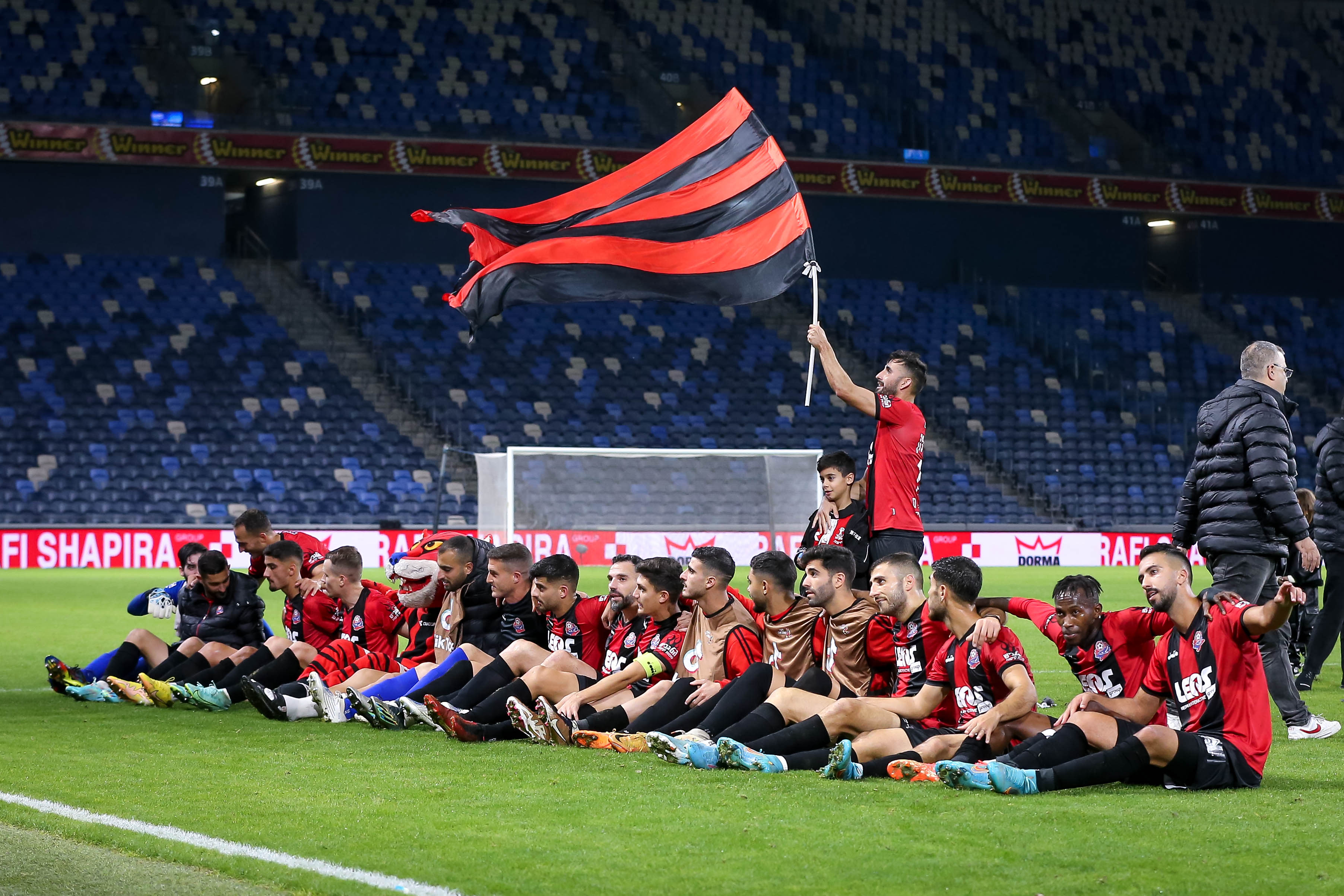 שחקני הפועל חיפה חוגגים