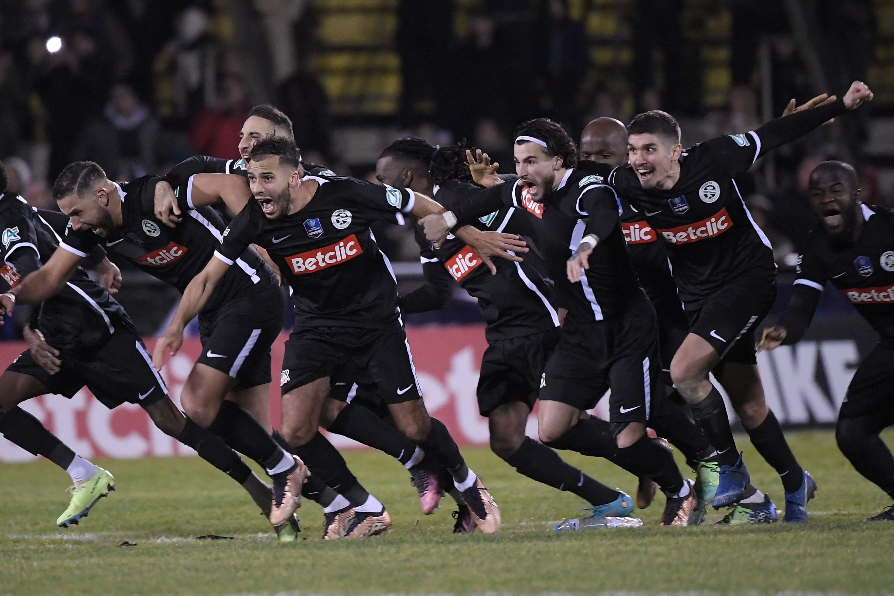 שחקני שטרסבורג קוניגסהופן חוגגים בגביע הצרפתי