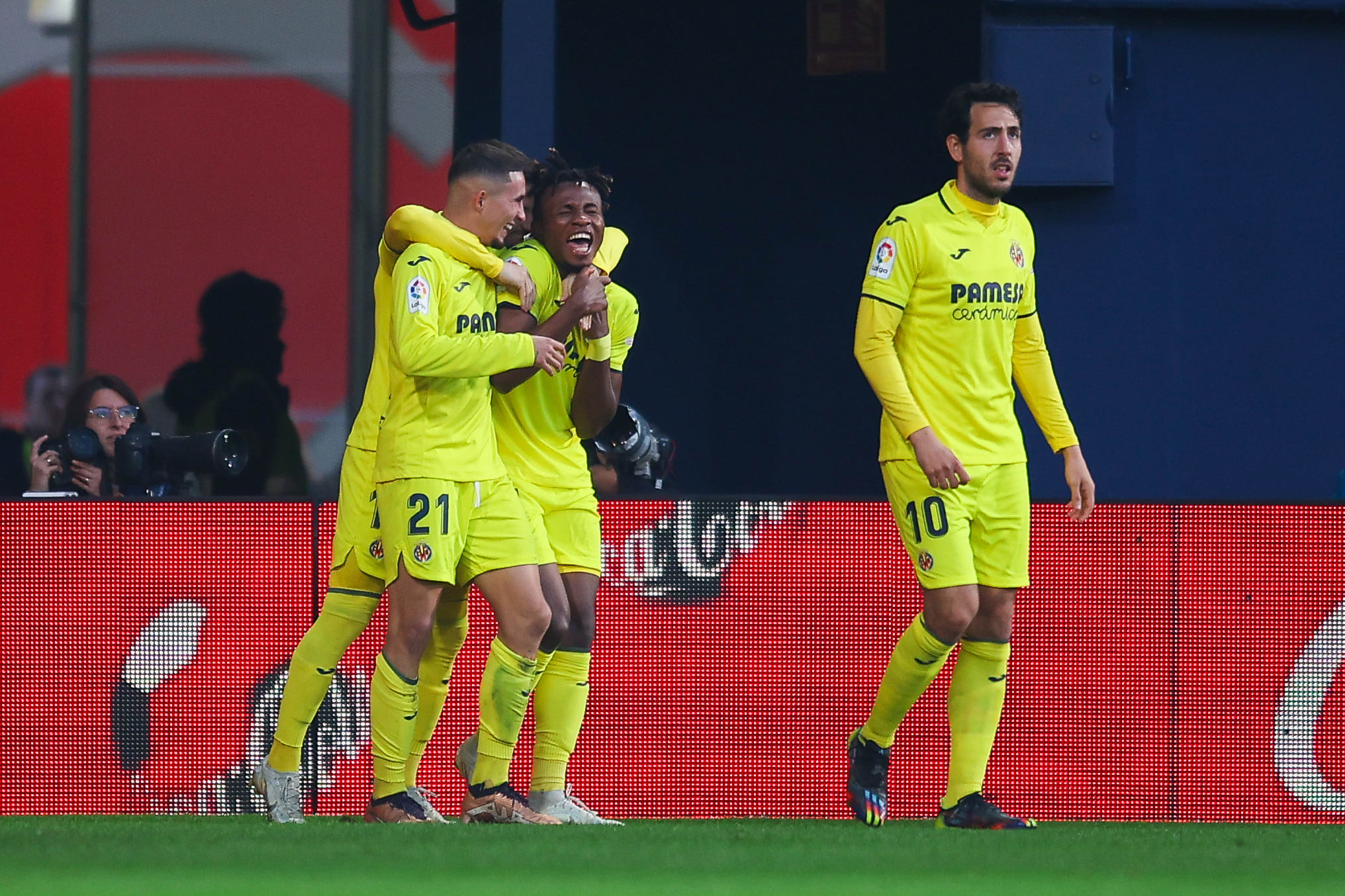 שחקני ויאריאל חוגגים שער של ירמי פינו