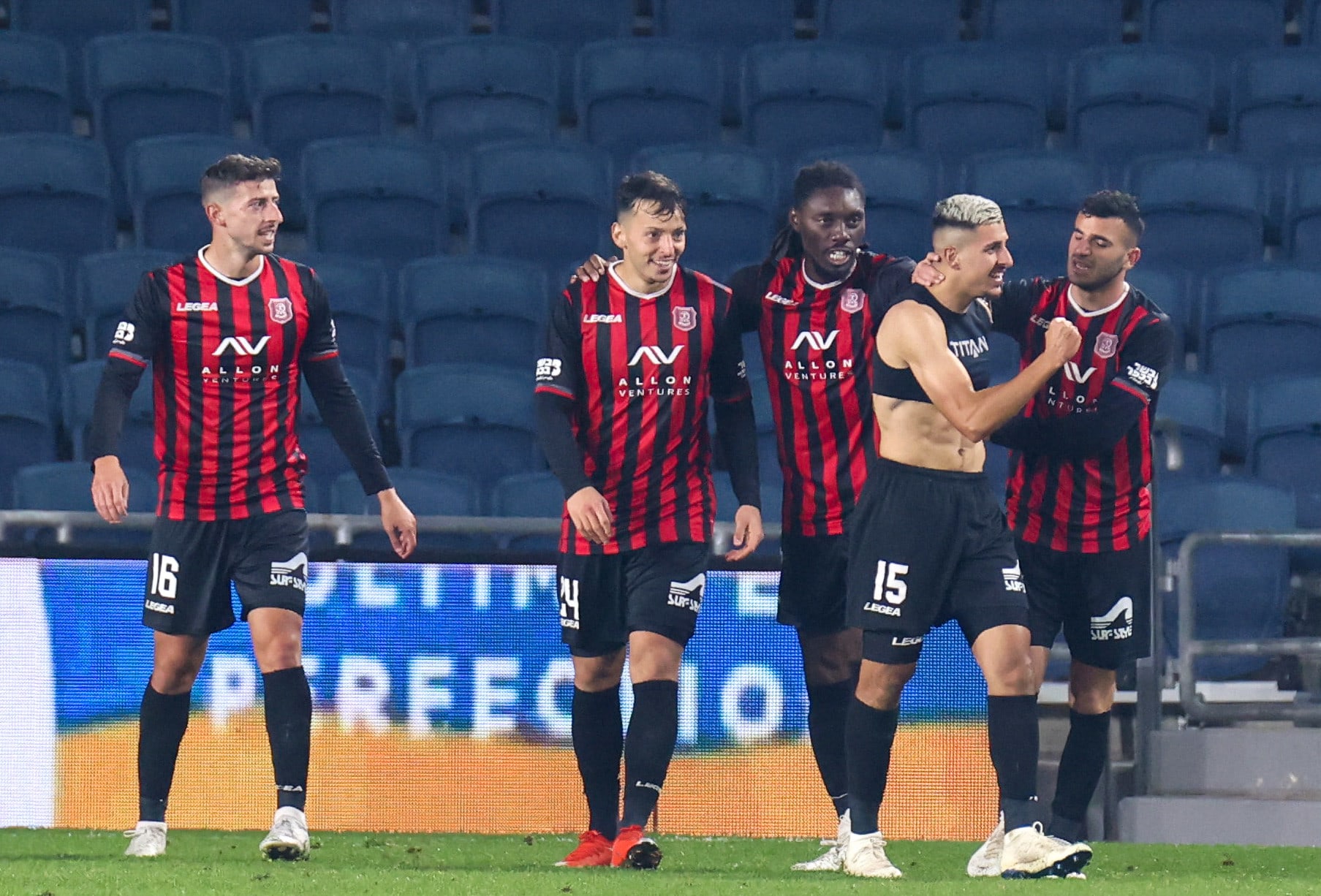 שחקני הפועל ירושלים חוגגים עם אופק ביטון